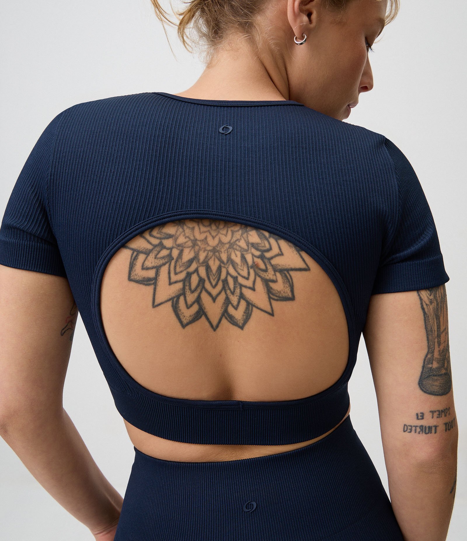 Camiseta Cropped Esportiva em Microfibra Seamless com Recorte Azul 3