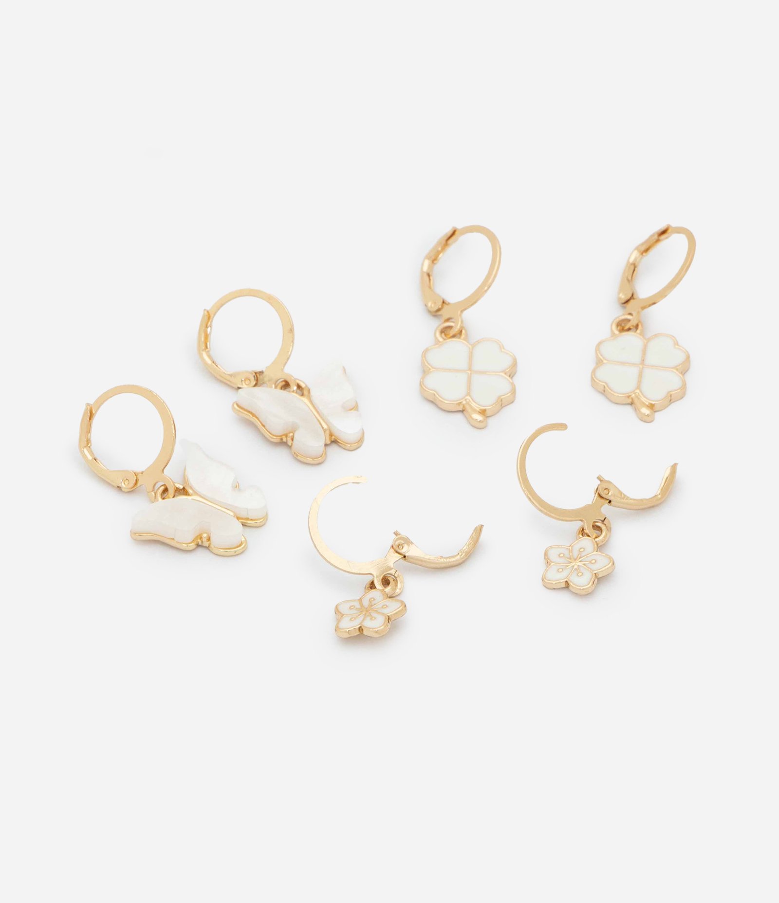 Kit 03 Brincos Infantil com Pingentes Borboleta Trevo e Flor – Tam U Dourado 2