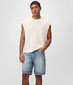 Bermuda Jeans Reta com Puídos