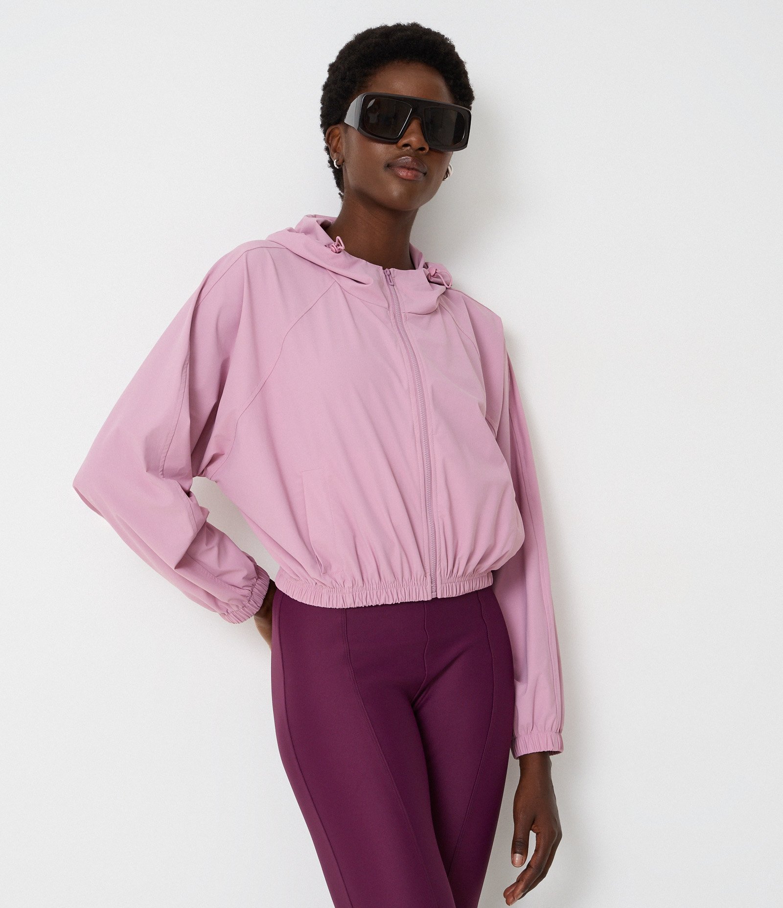 Jaqueta Cropped Corta Vento Esportiva em Microfibra com Capuz Rosa 1