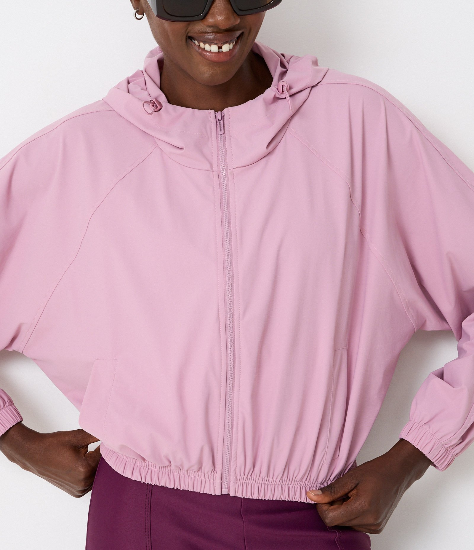 Jaqueta Cropped Corta Vento Esportiva em Microfibra com Capuz Rosa 3
