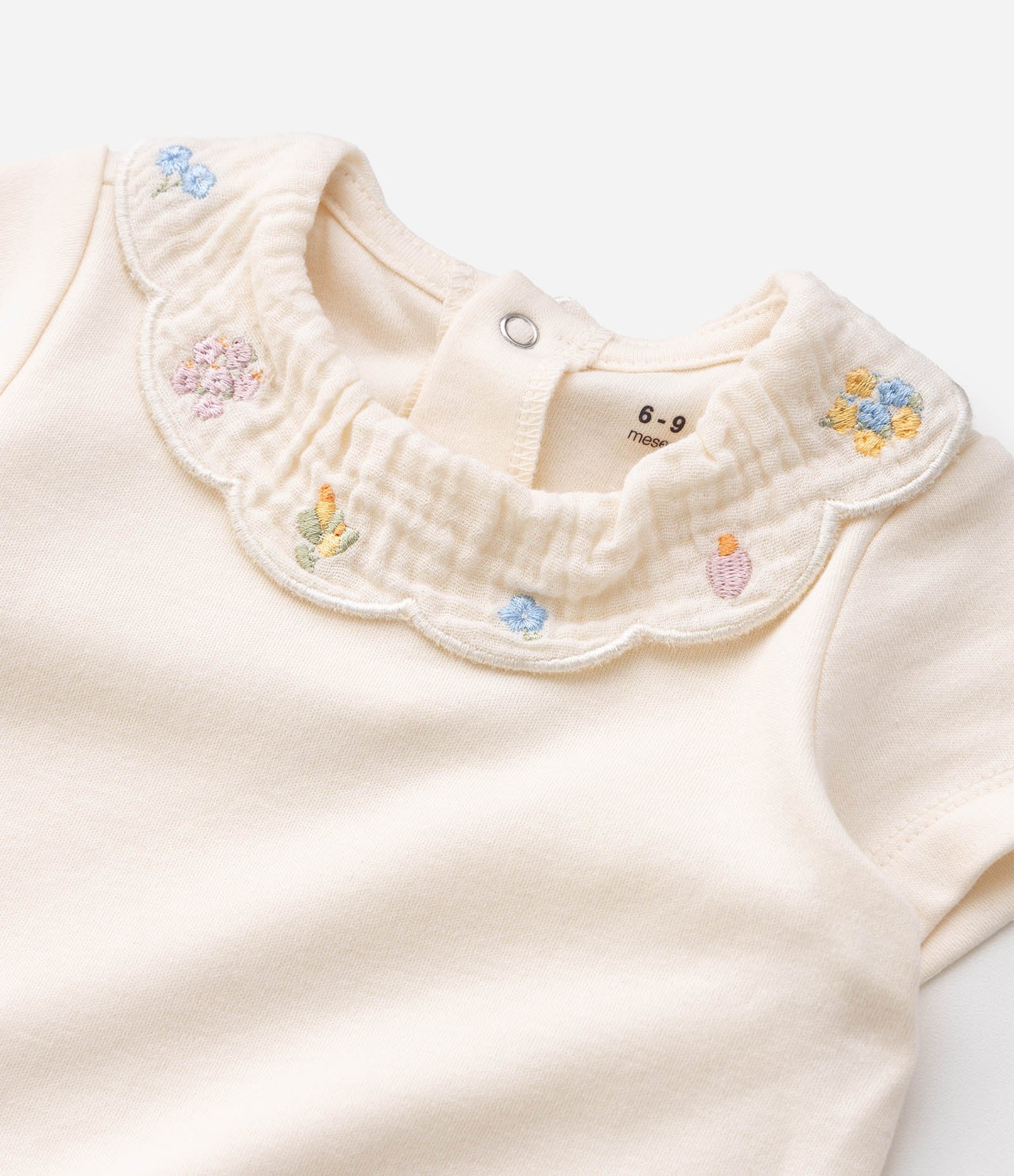 Body Bebê em Suedine com Gola Boneca Bordada Floral – Tam RN a 18 Meses Off White 5