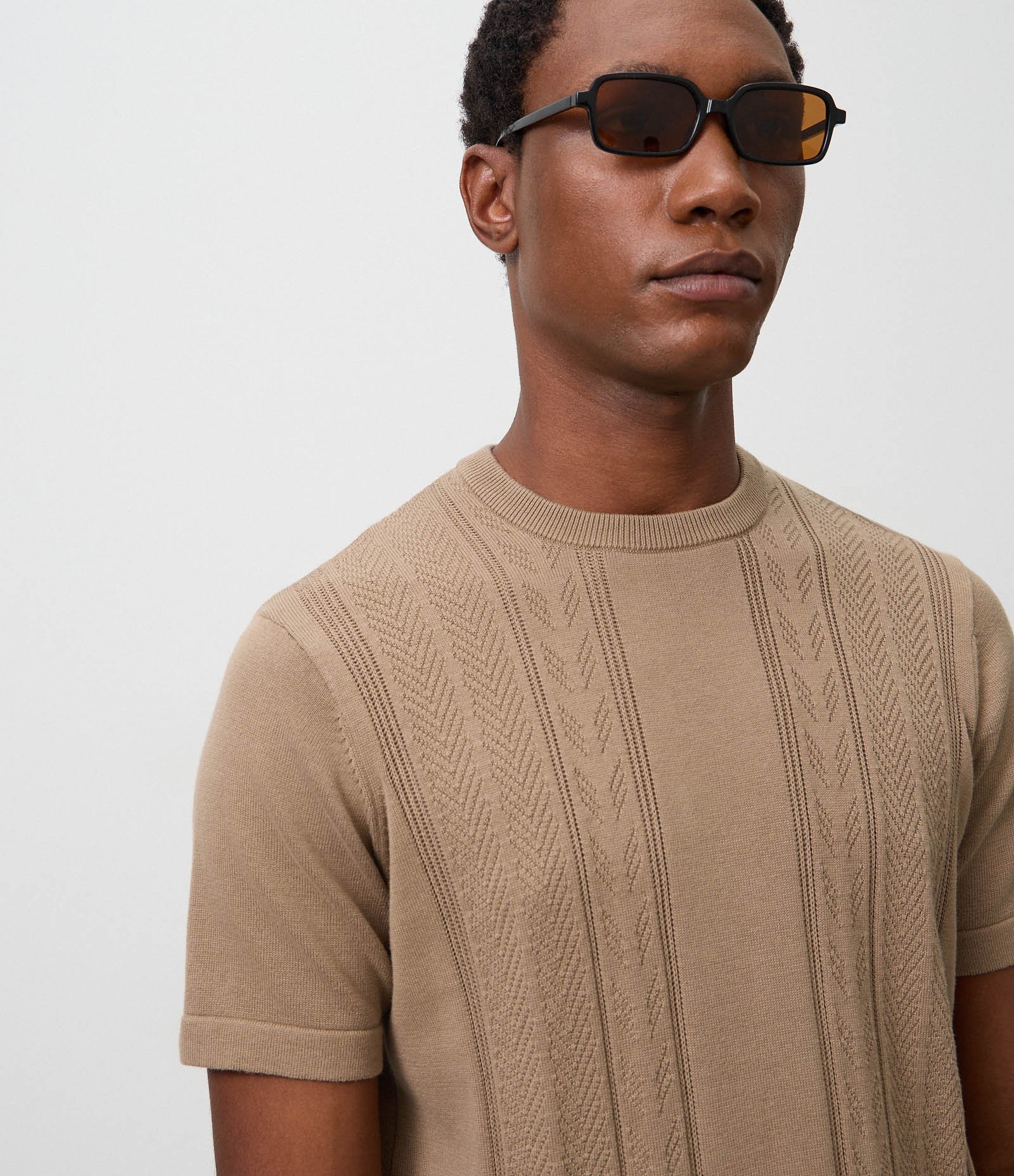 Camiseta em Algodão Texturizado com Retilínea Cable Bege 4