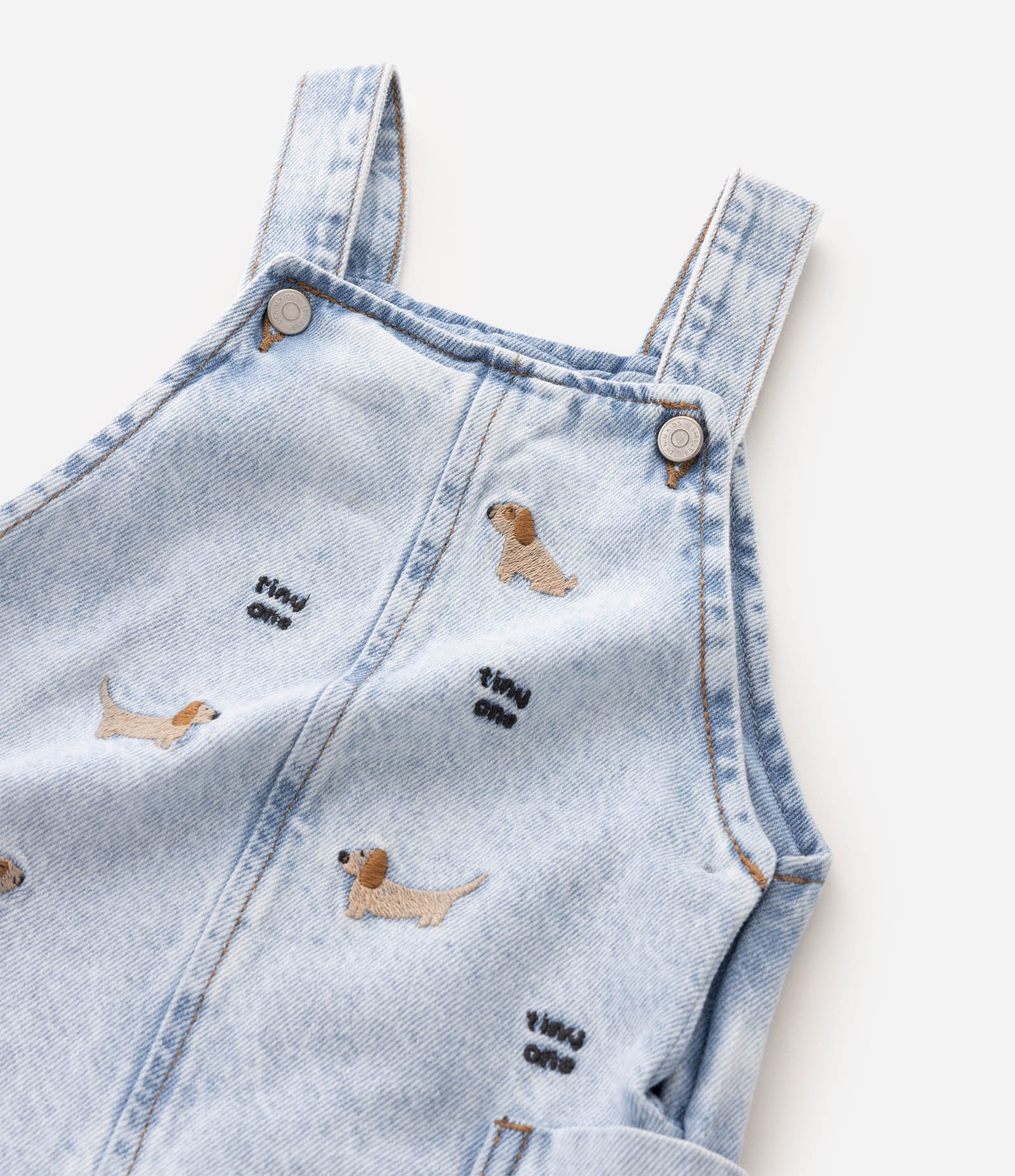 Jardineira Jeans Curta com Bordado de Cachorros Bebê - Tam 0 a 18 Meses Azul 5