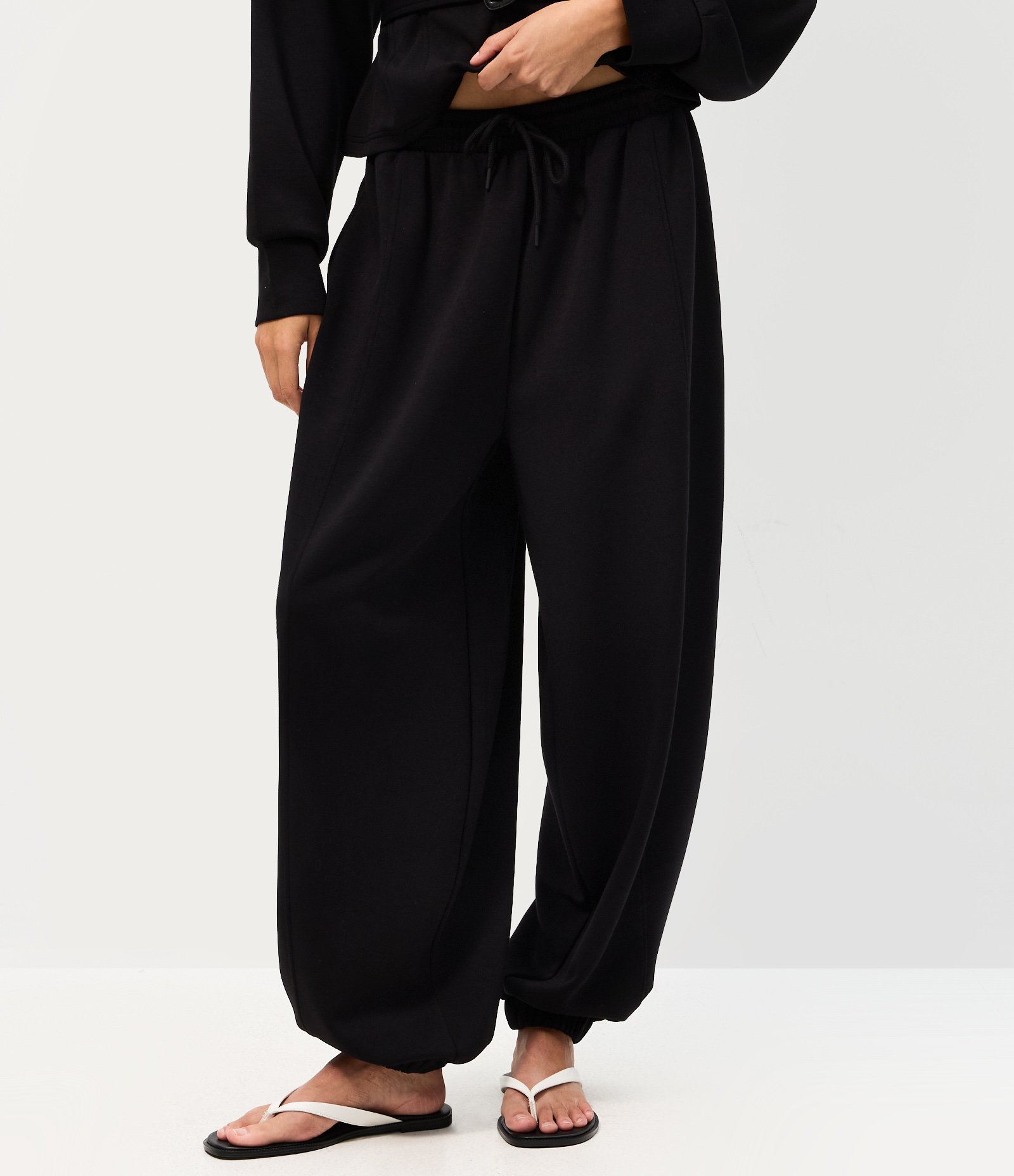 Calça Balloon em Modal com Amarração na Cintura e Bolsos Preto 2