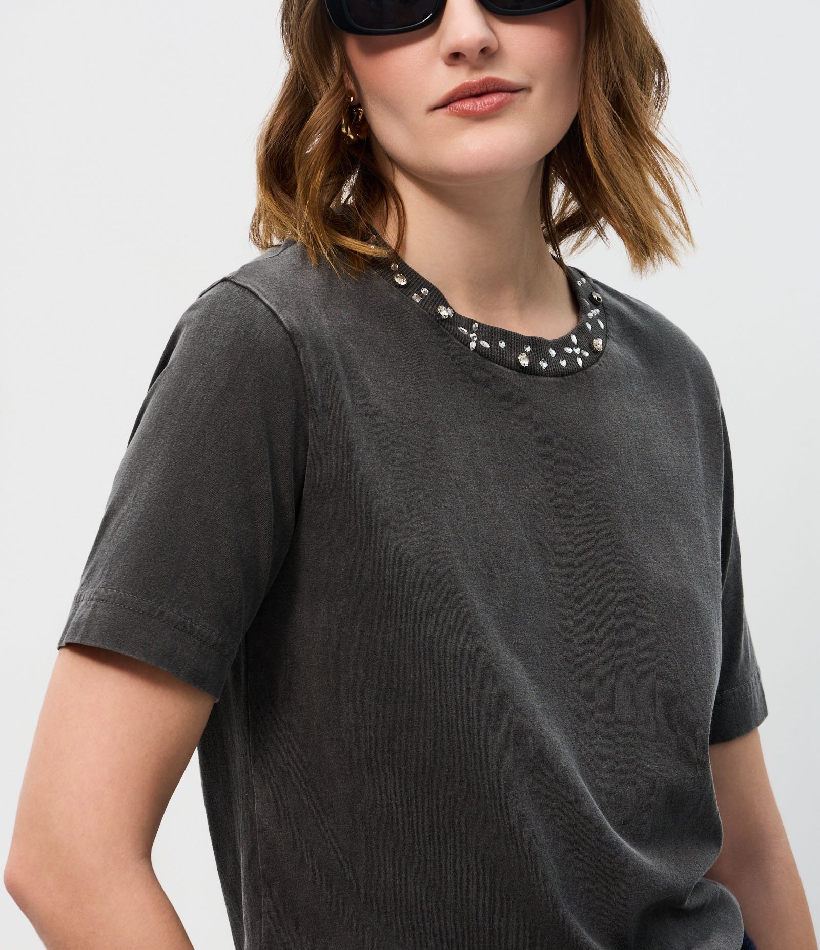 Camiseta com Efeito de Lavagem e Aplicação de Brilhos na Gola Preto 4