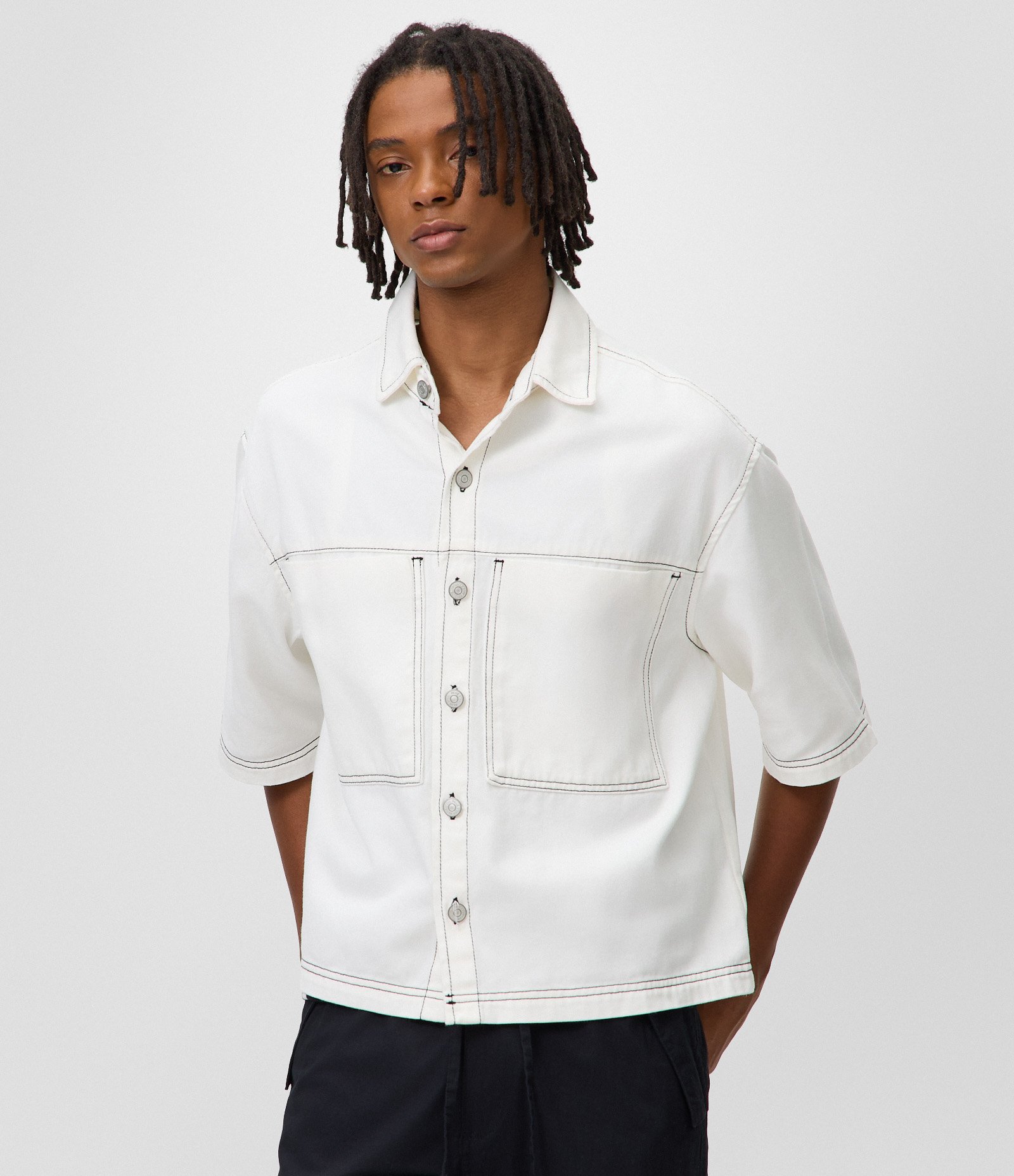Camisa Boxy em Sarja com Bolsos Grandes e Costura Contrastante Branco 1