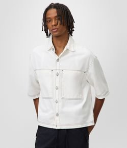 Camisa Boxy em Sarja com Bolsos Grandes e Costura Contrastante