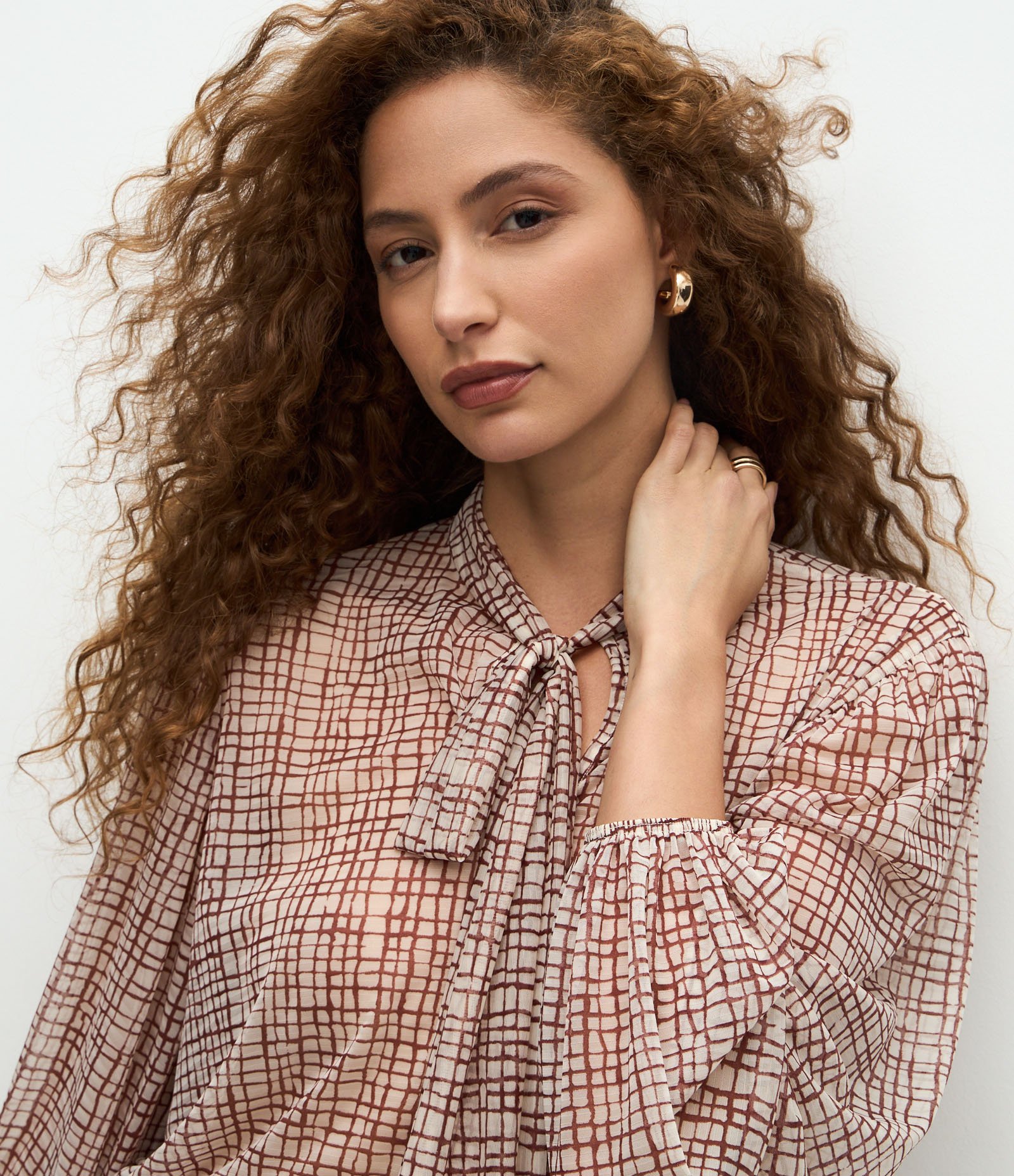 Blusa Ampla com Gola Laço e Estampa Abstrata Bege 3