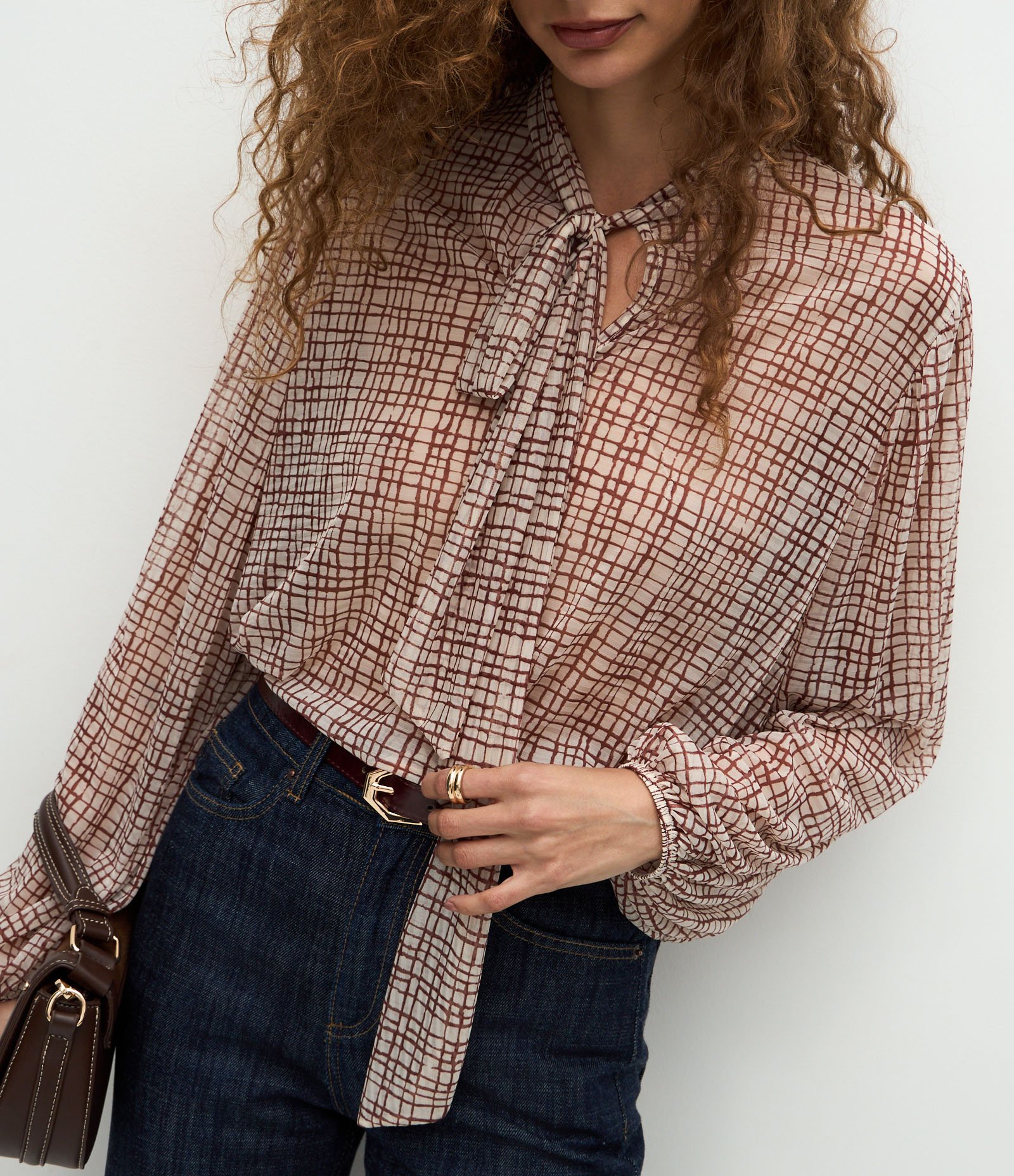 Blusa Ampla com Gola Laço e Estampa Abstrata Bege 4