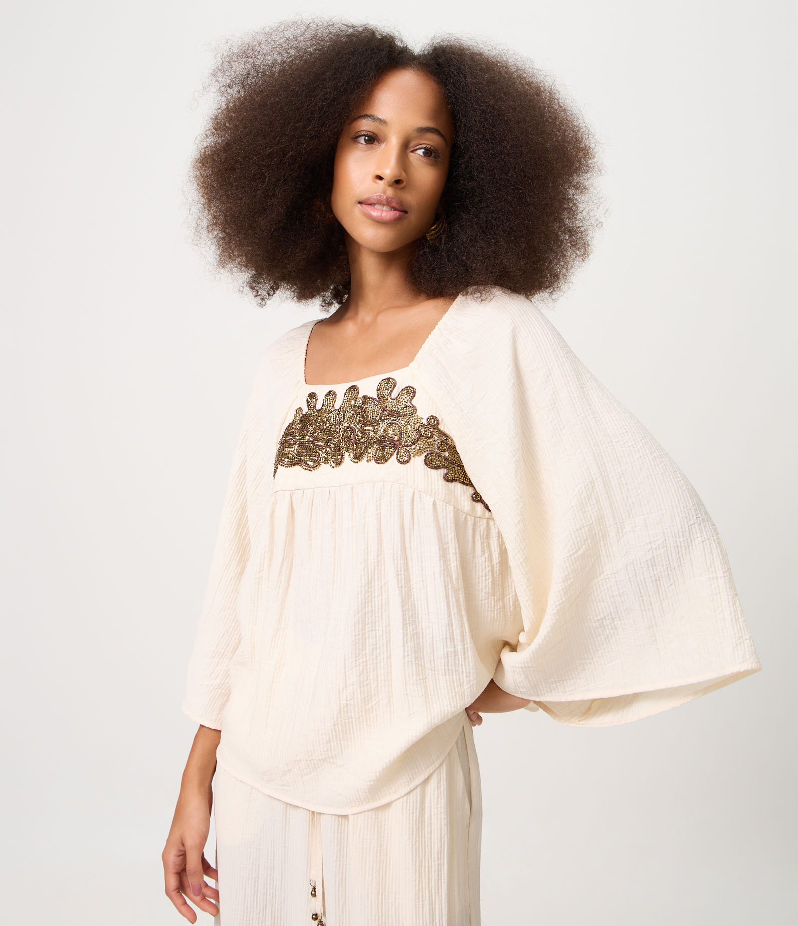 Blusa Bata em Viscose com Bordado Contrastante Bege 1
