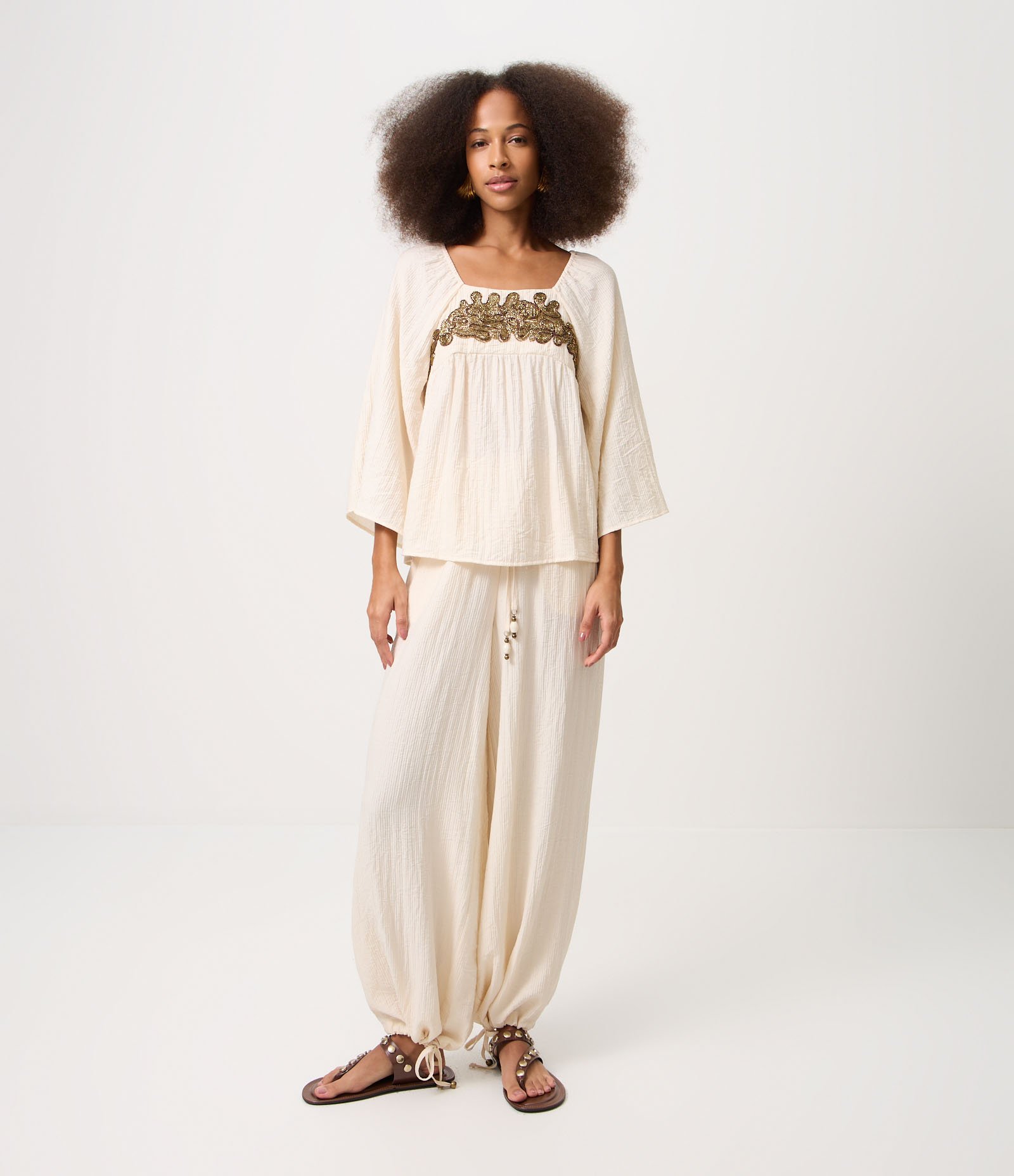 Blusa Bata em Viscose com Bordado Contrastante Bege 2