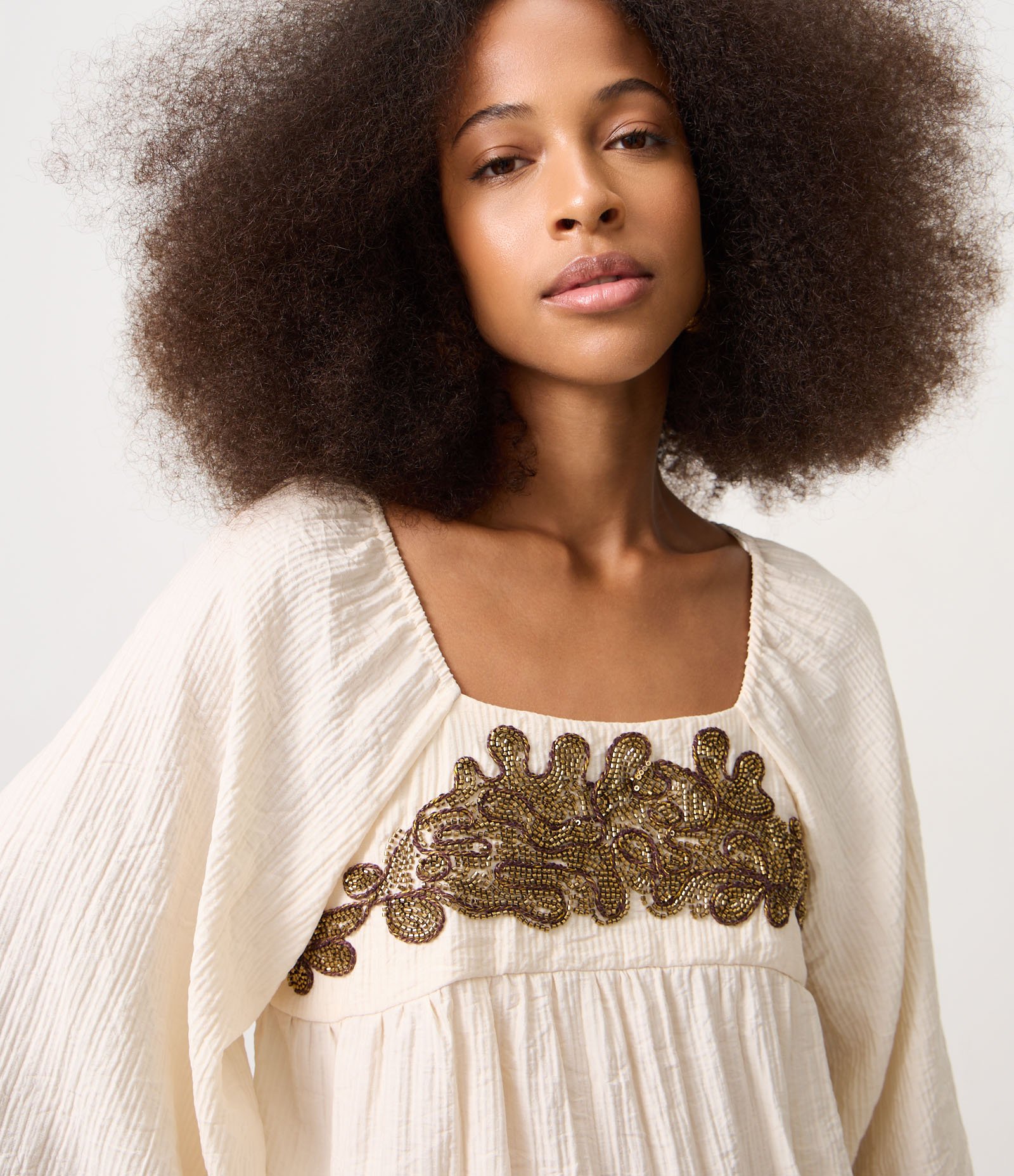 Blusa Bata em Viscose com Bordado Contrastante Bege 3