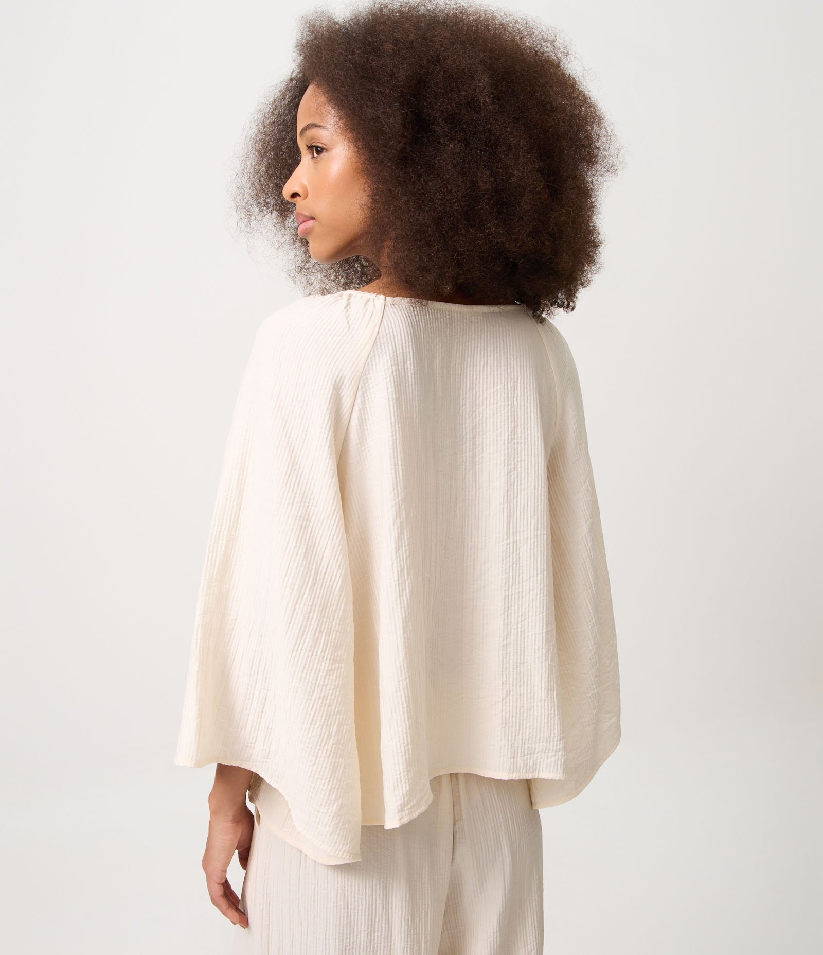 Blusa Bata em Viscose com Bordado Contrastante Bege 4