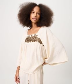 Blusa Bata em Viscose com Bordado Contrastante