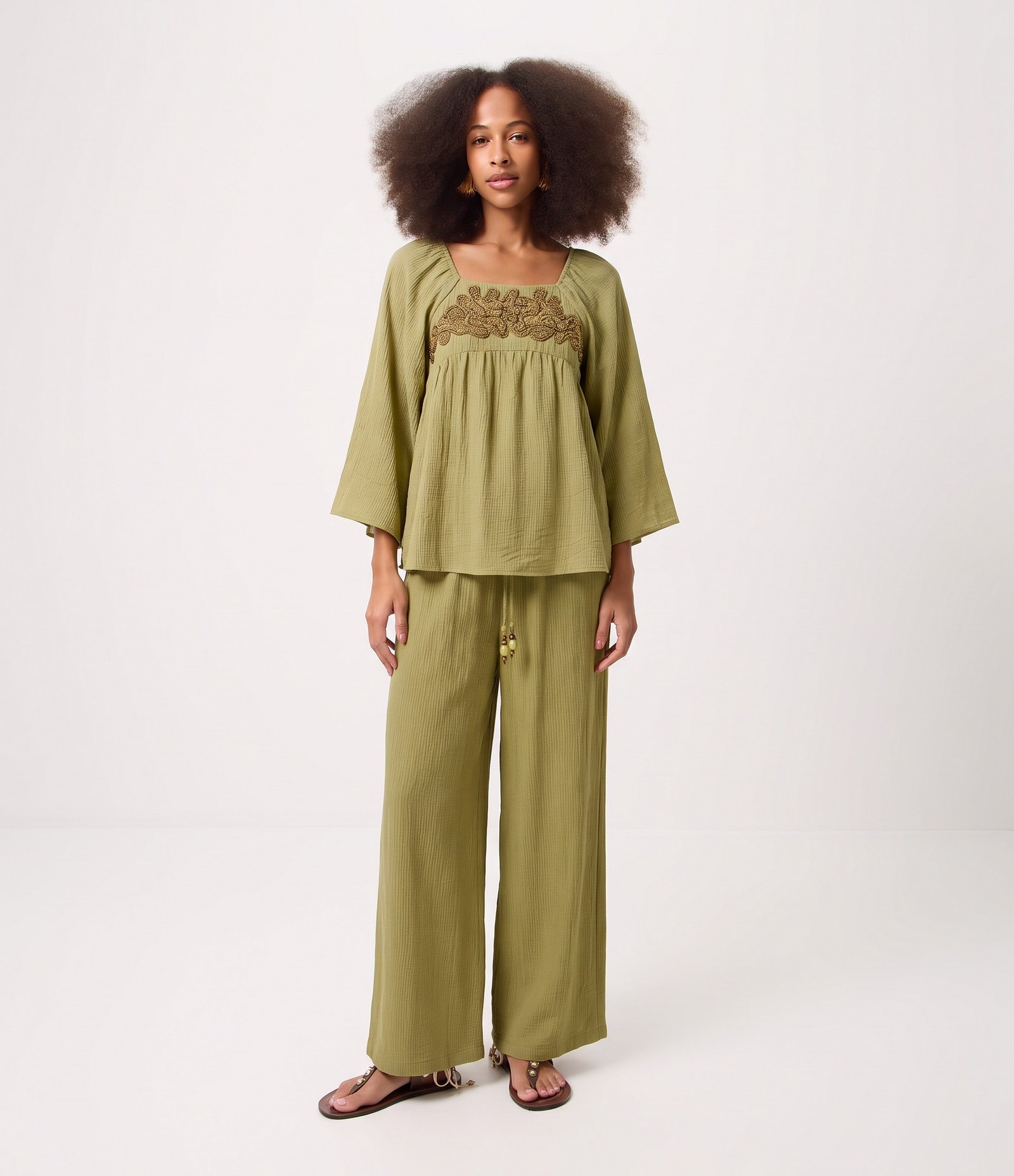 Blusa Bata em Viscose com Bordado Contrastante Verde 2