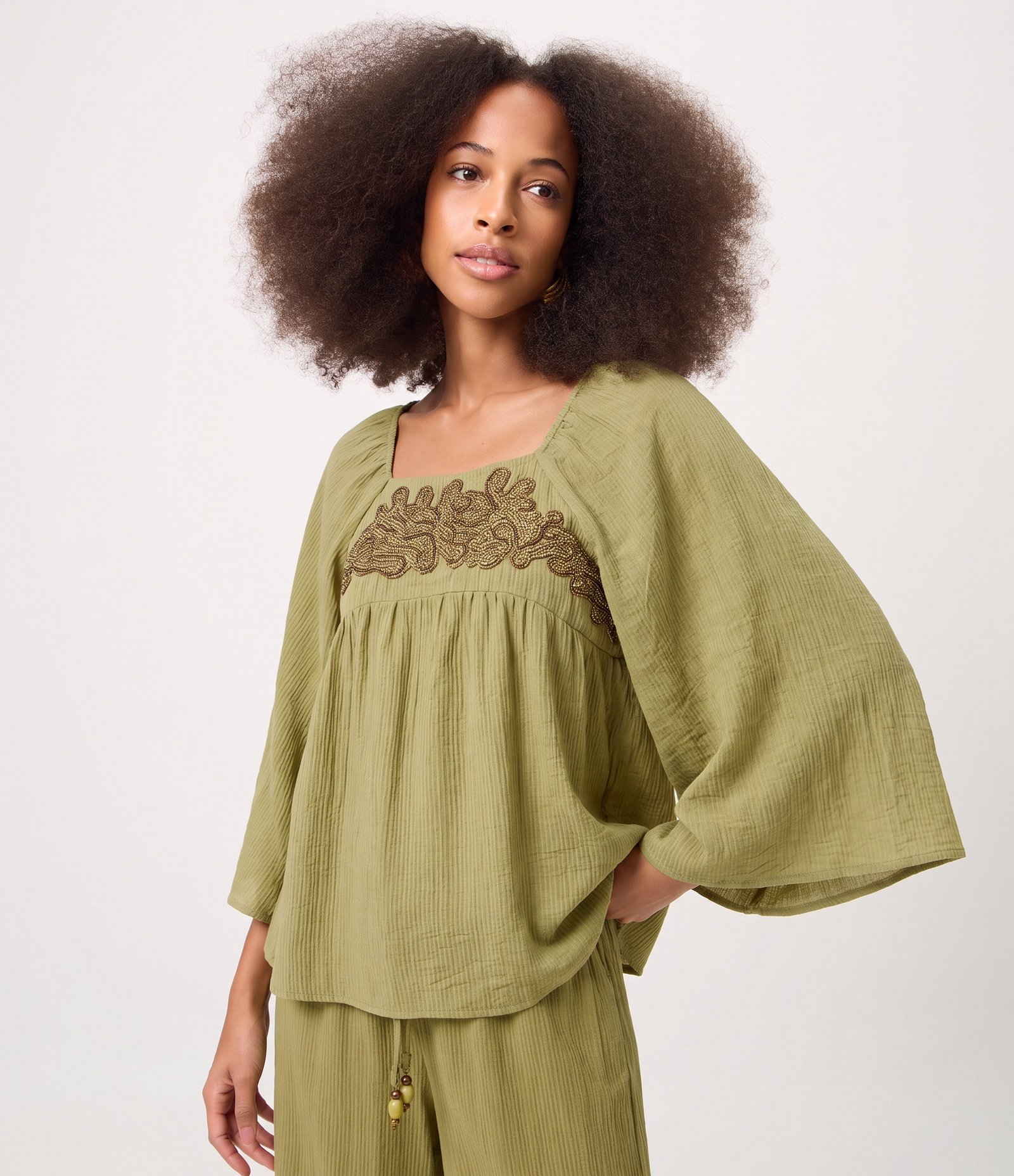 Blusa Bata em Viscose com Bordado Contrastante Verde 3