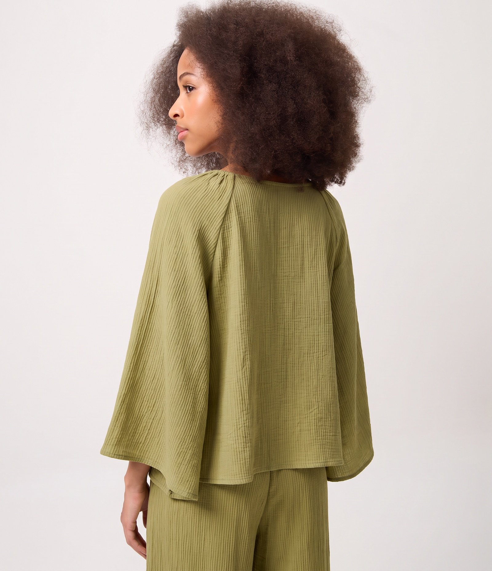 Blusa Bata em Viscose com Bordado Contrastante Verde 4