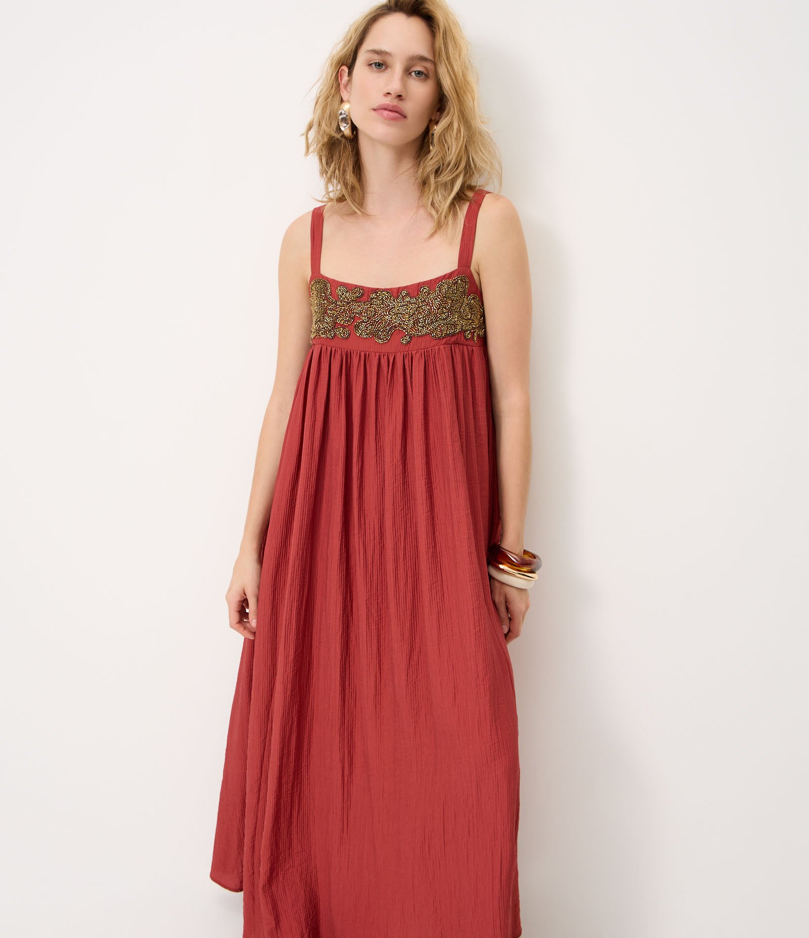 Vestido Longo em Viscose com Busto Bordado Vermelho 1