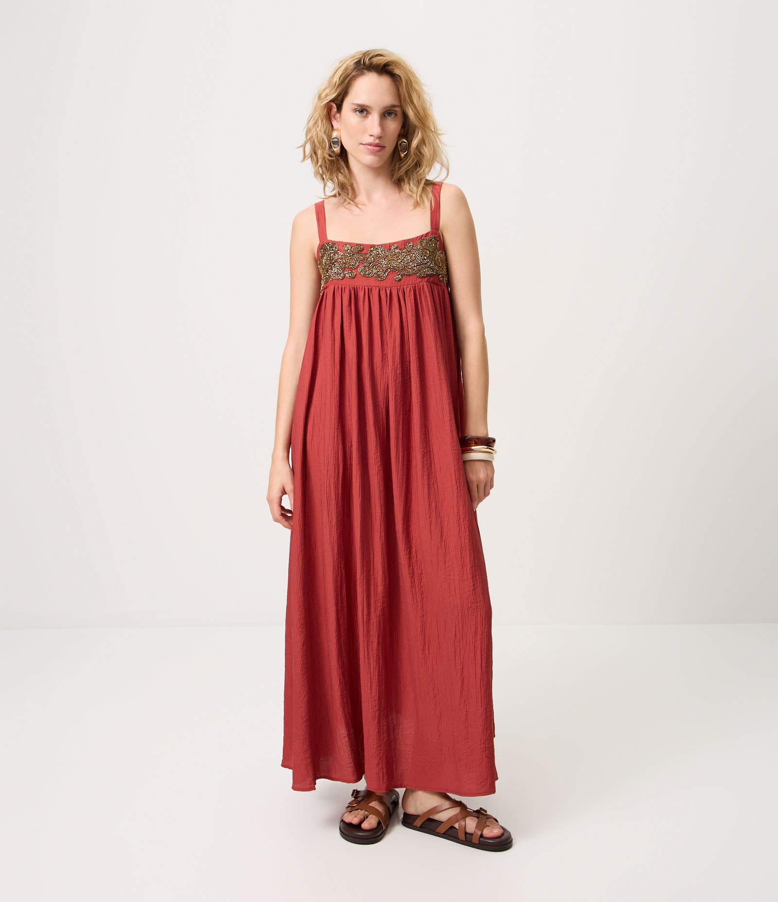 Vestido Longo em Viscose com Busto Bordado Vermelho 2