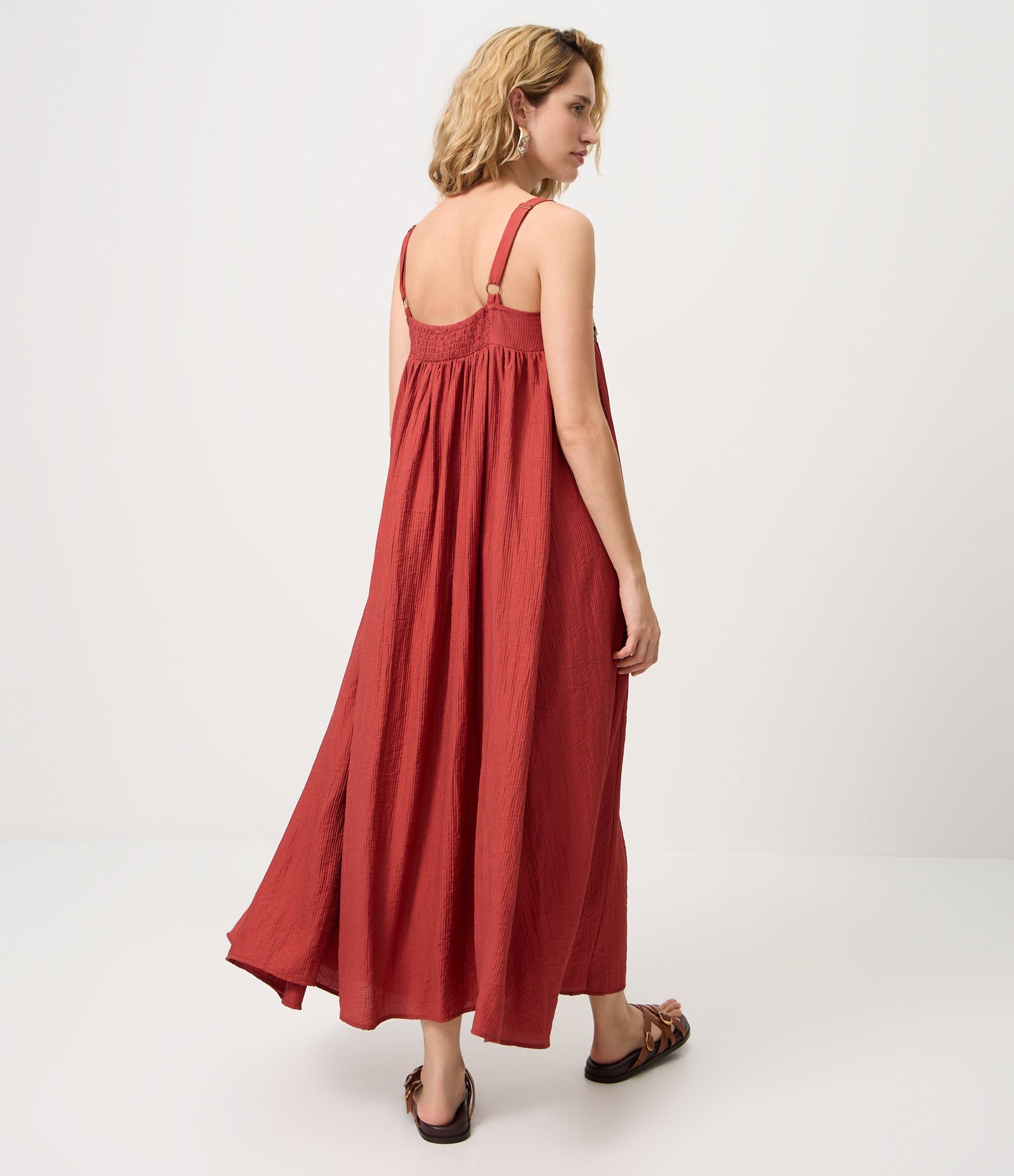 Vestido Longo em Viscose com Busto Bordado Vermelho 4