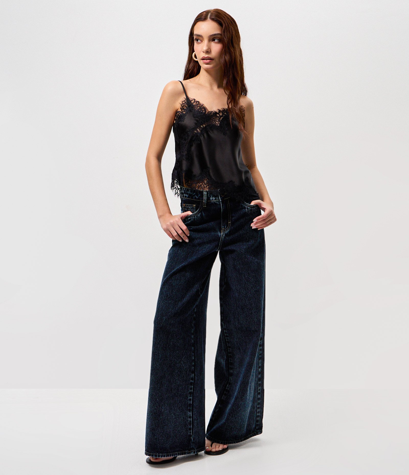Blusa de Cetim com Renda Assimétrica Preto 2