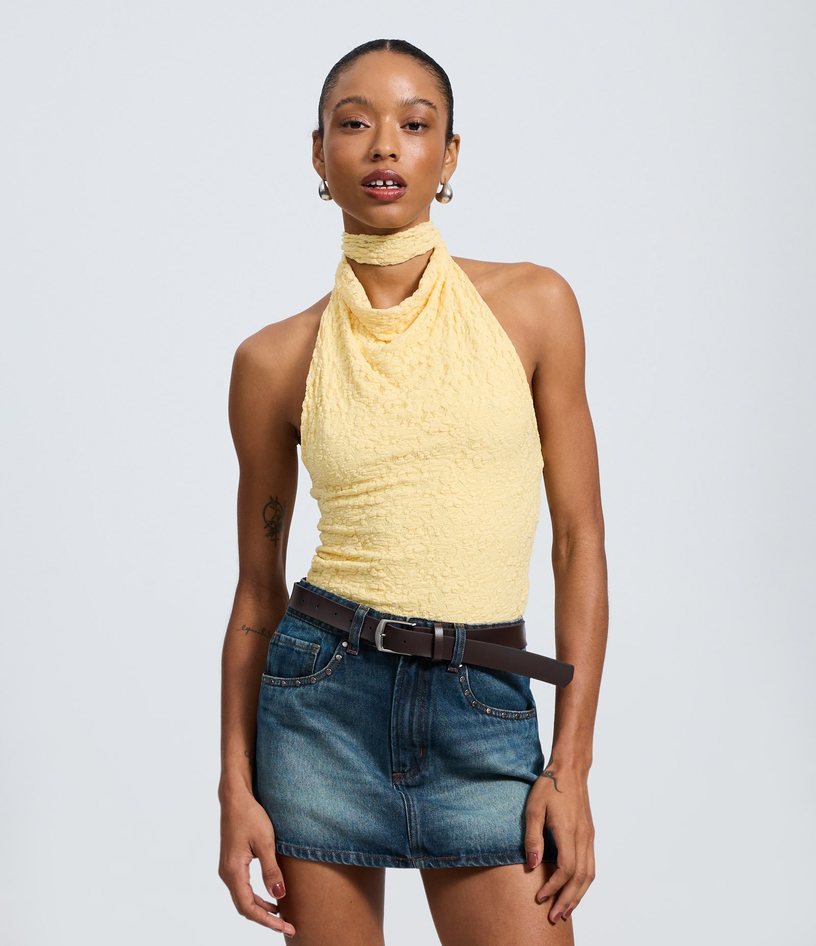 Blusa Frente Única em Renda Texturizada com Costas Abertas Amarelo 1