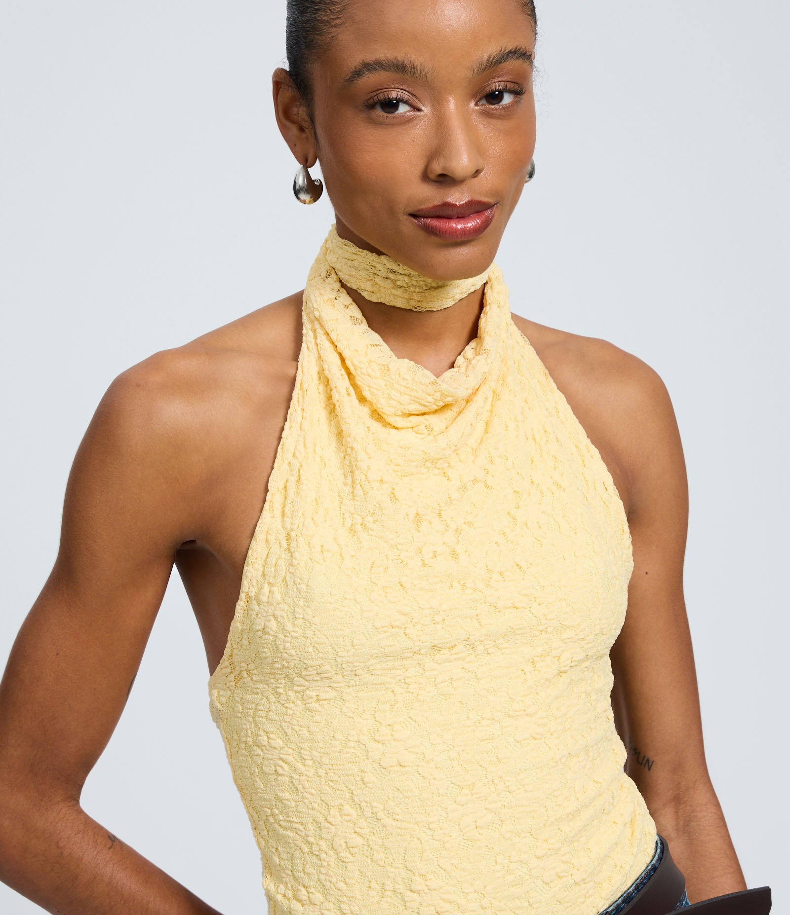 Blusa Frente Única em Renda Texturizada com Costas Abertas Amarelo 3