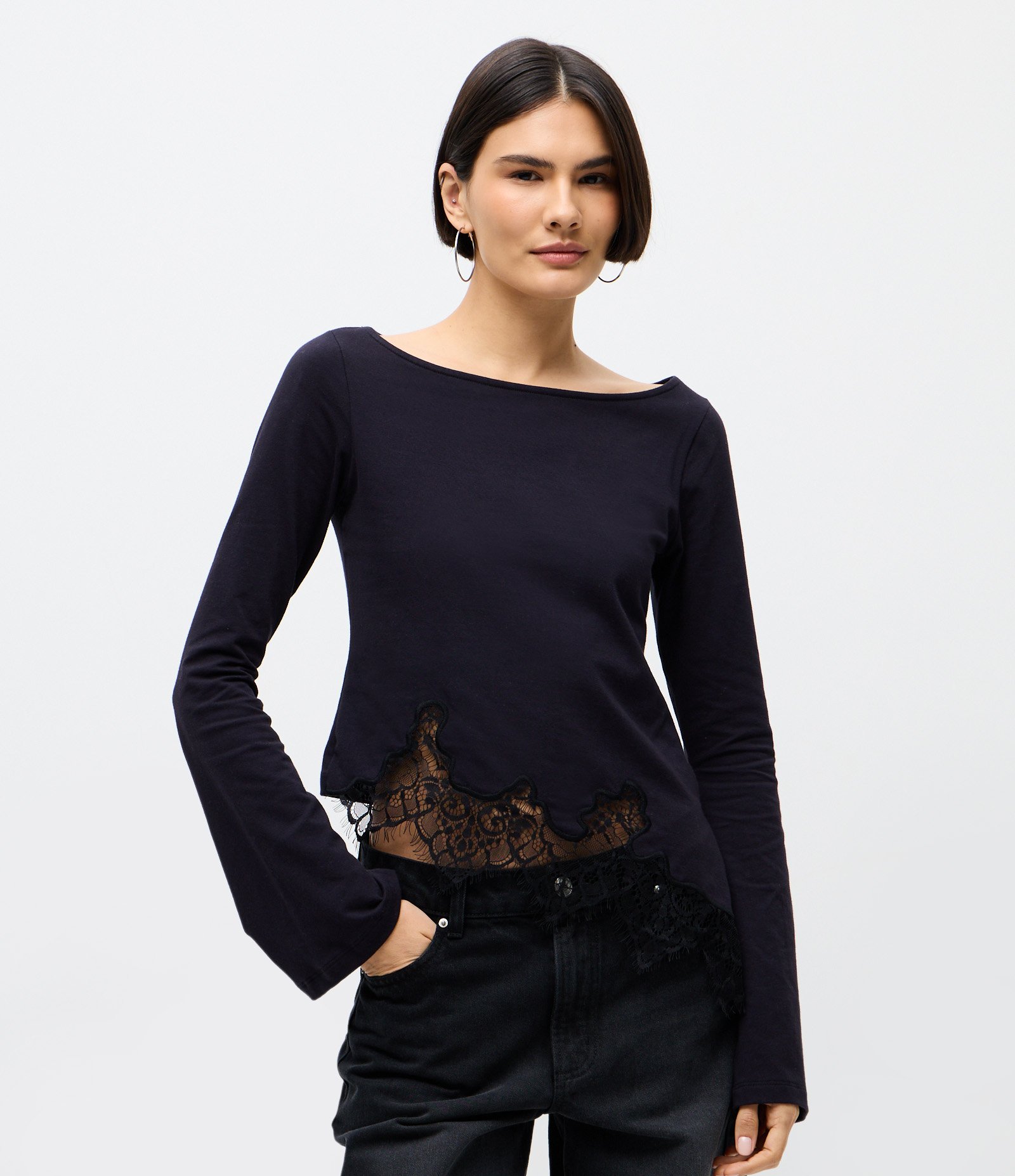 Blusa em Algodão com Barra Assimétrica Rendada Preto 1