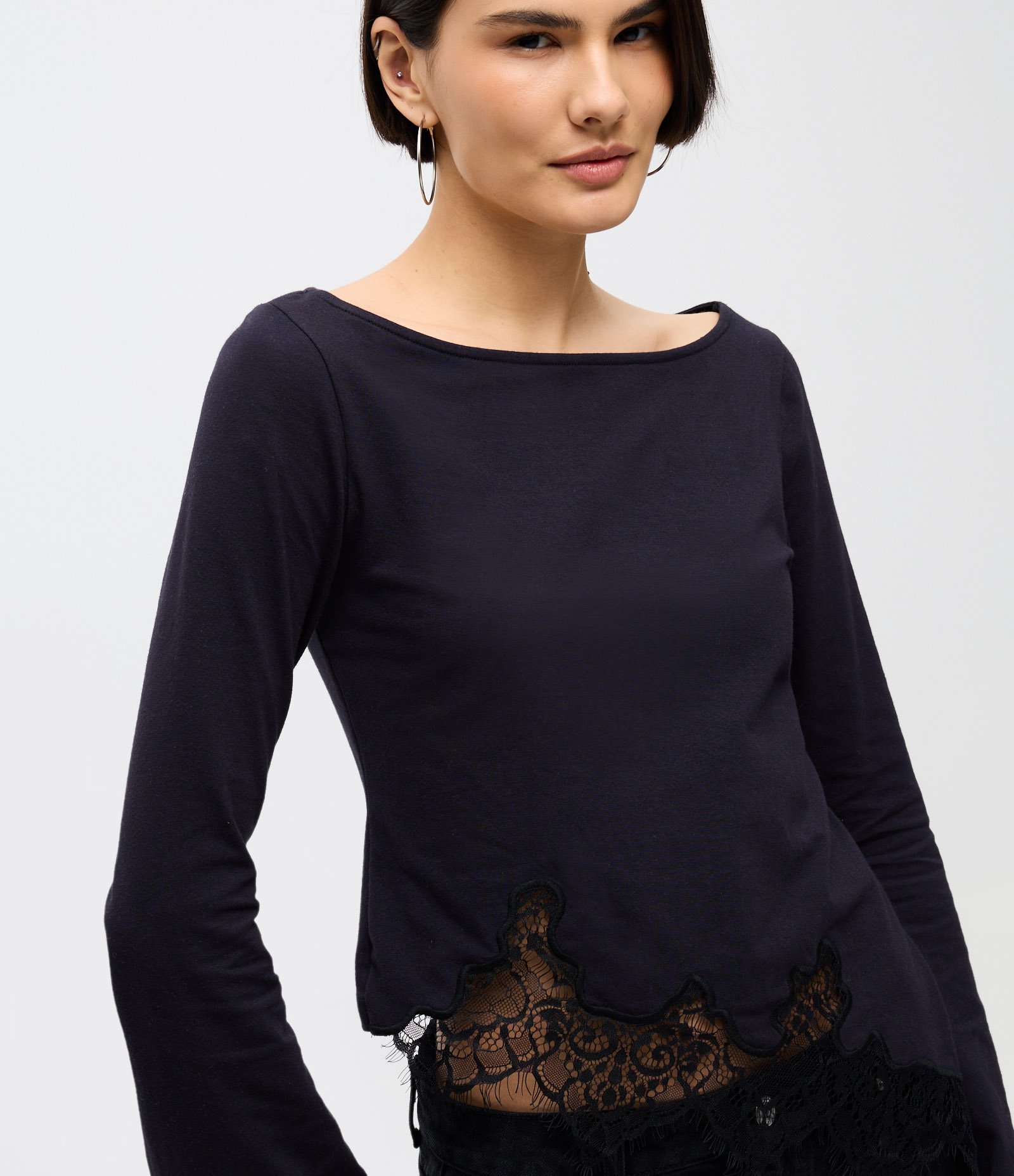 Blusa em Algodão com Barra Assimétrica Rendada Preto 3