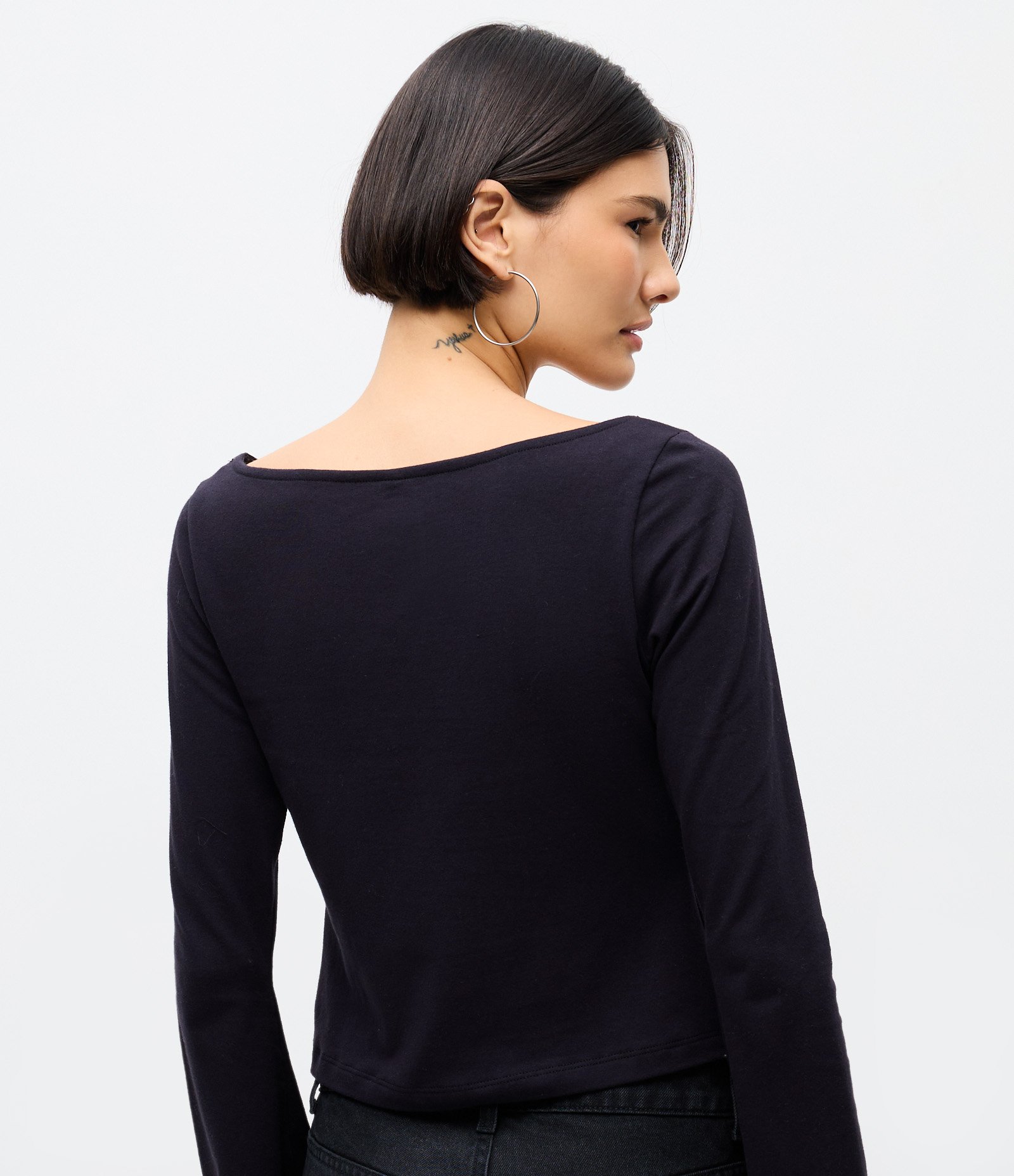 Blusa em Algodão com Barra Assimétrica Rendada Preto 4