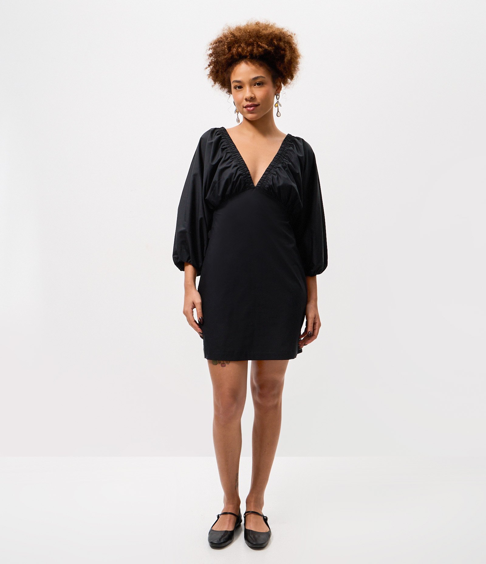 Vestido Curto em Tricoline com Manga Bufante e Decote V Preto 1