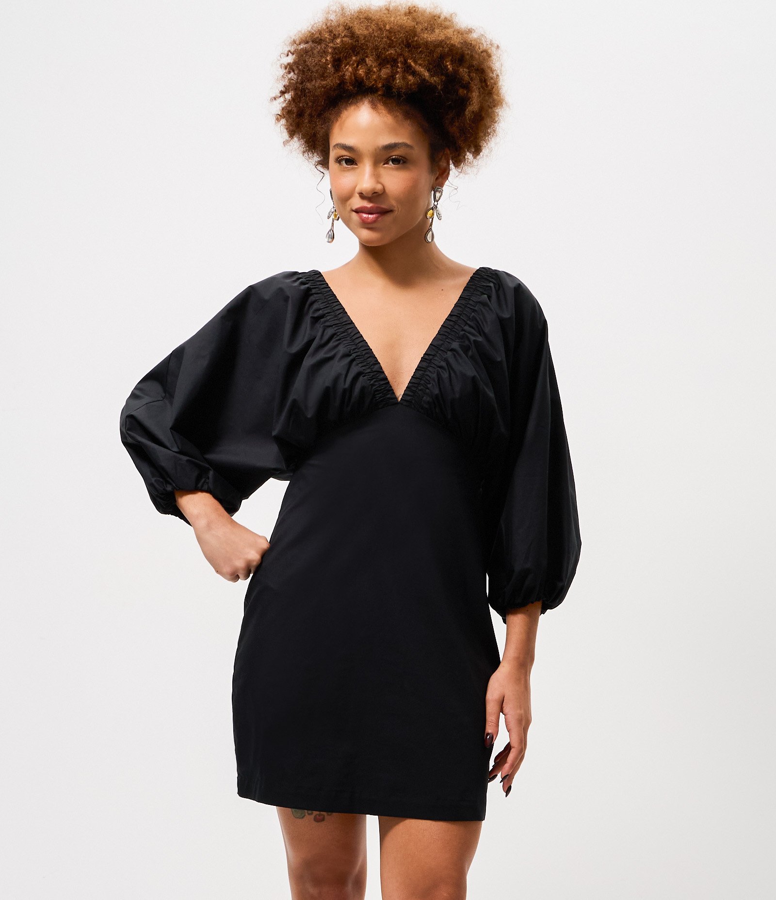 Vestido Curto em Tricoline com Manga Bufante e Decote V Preto 2