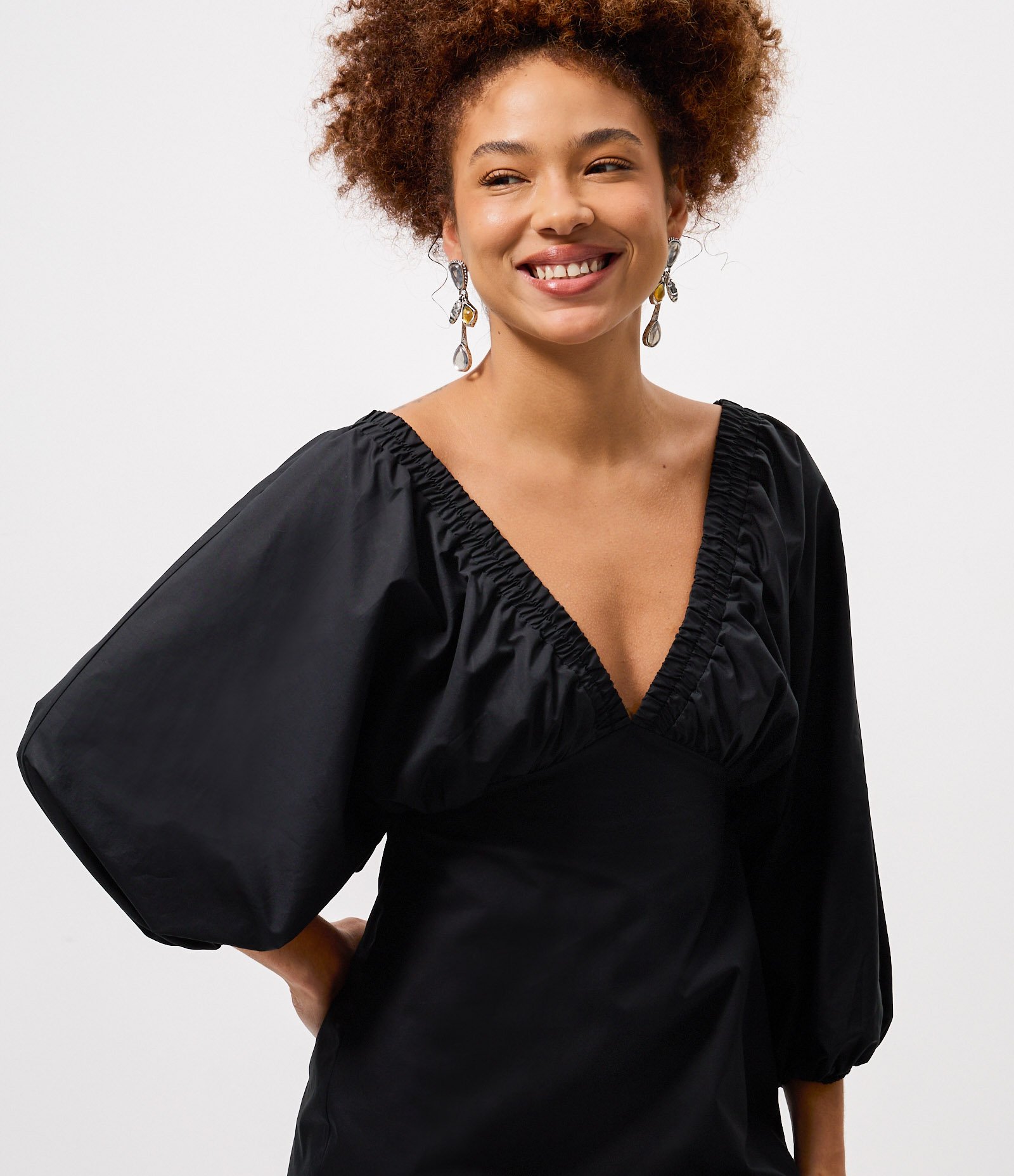 Vestido Curto em Tricoline com Manga Bufante e Decote V Preto 3