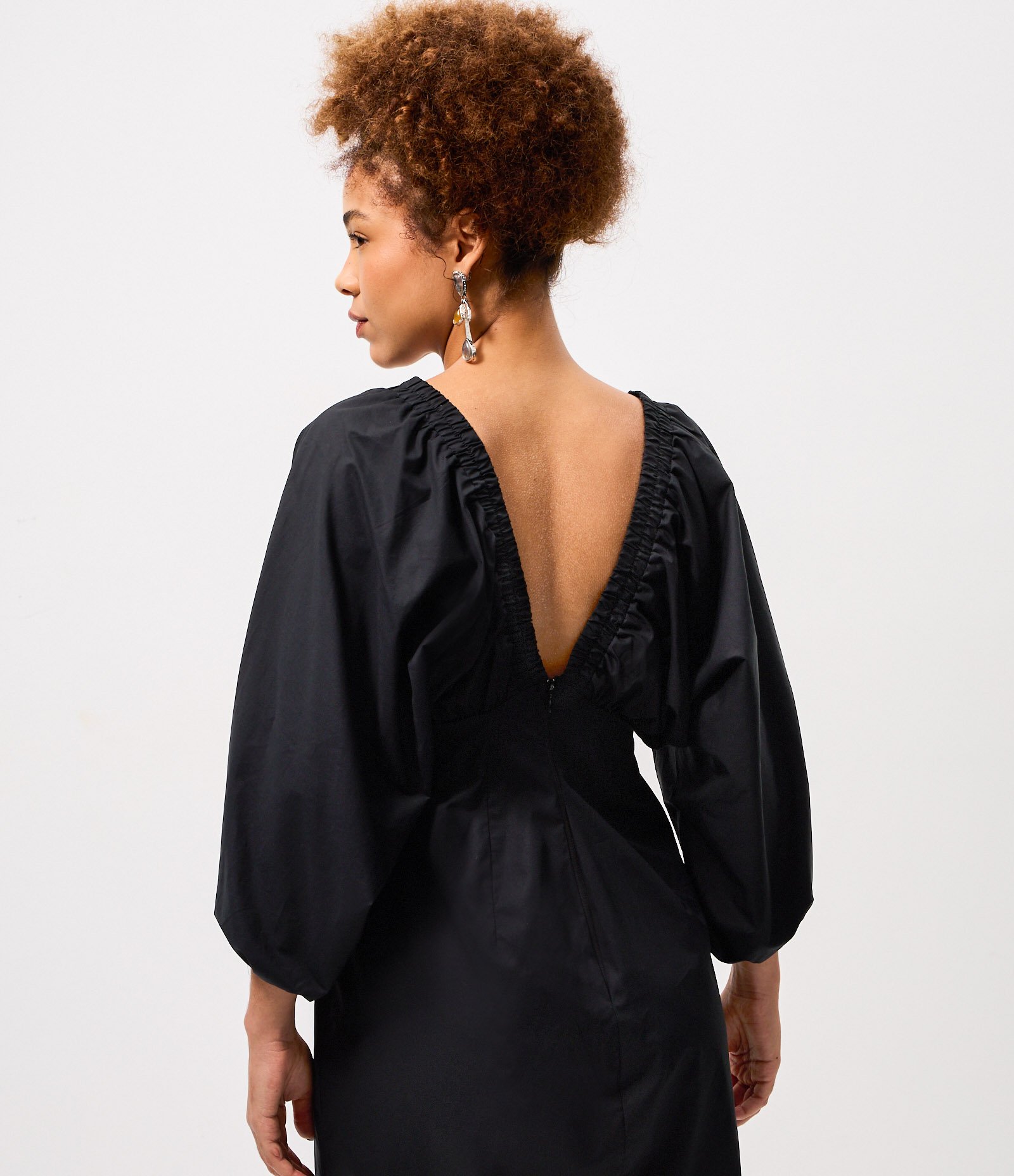 Vestido Curto em Tricoline com Manga Bufante e Decote V Preto 4
