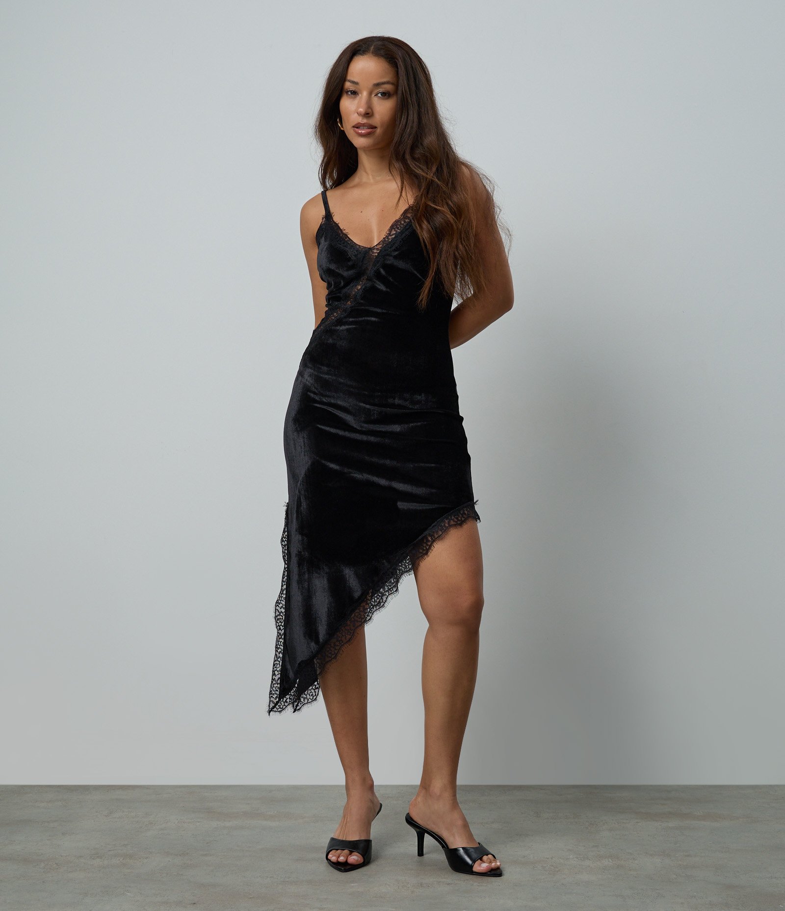 Vestido Midi Assimétrico em Veludo com Alcinha e Detalhes em Renda Preto 1