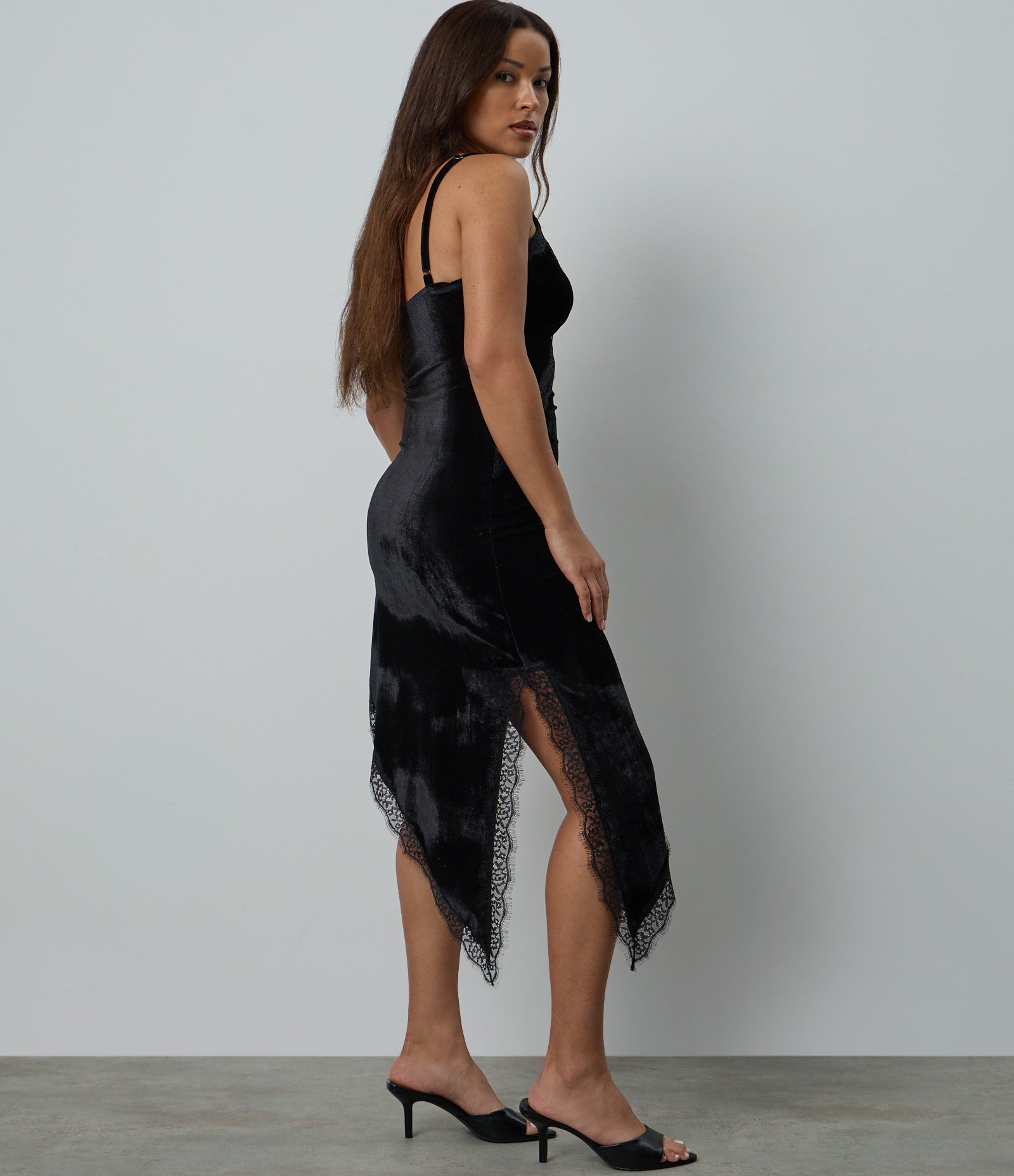 Vestido Midi Assimétrico em Veludo com Alcinha e Detalhes em Renda Preto 4