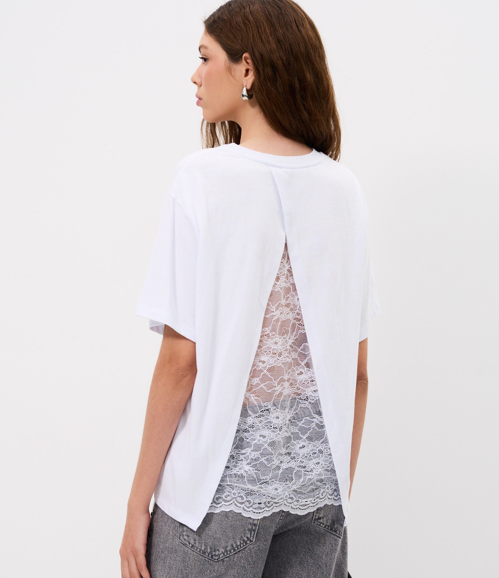 Camiseta em Algodão com Abertura nas Costas e Aplicação de Renda Branco 4