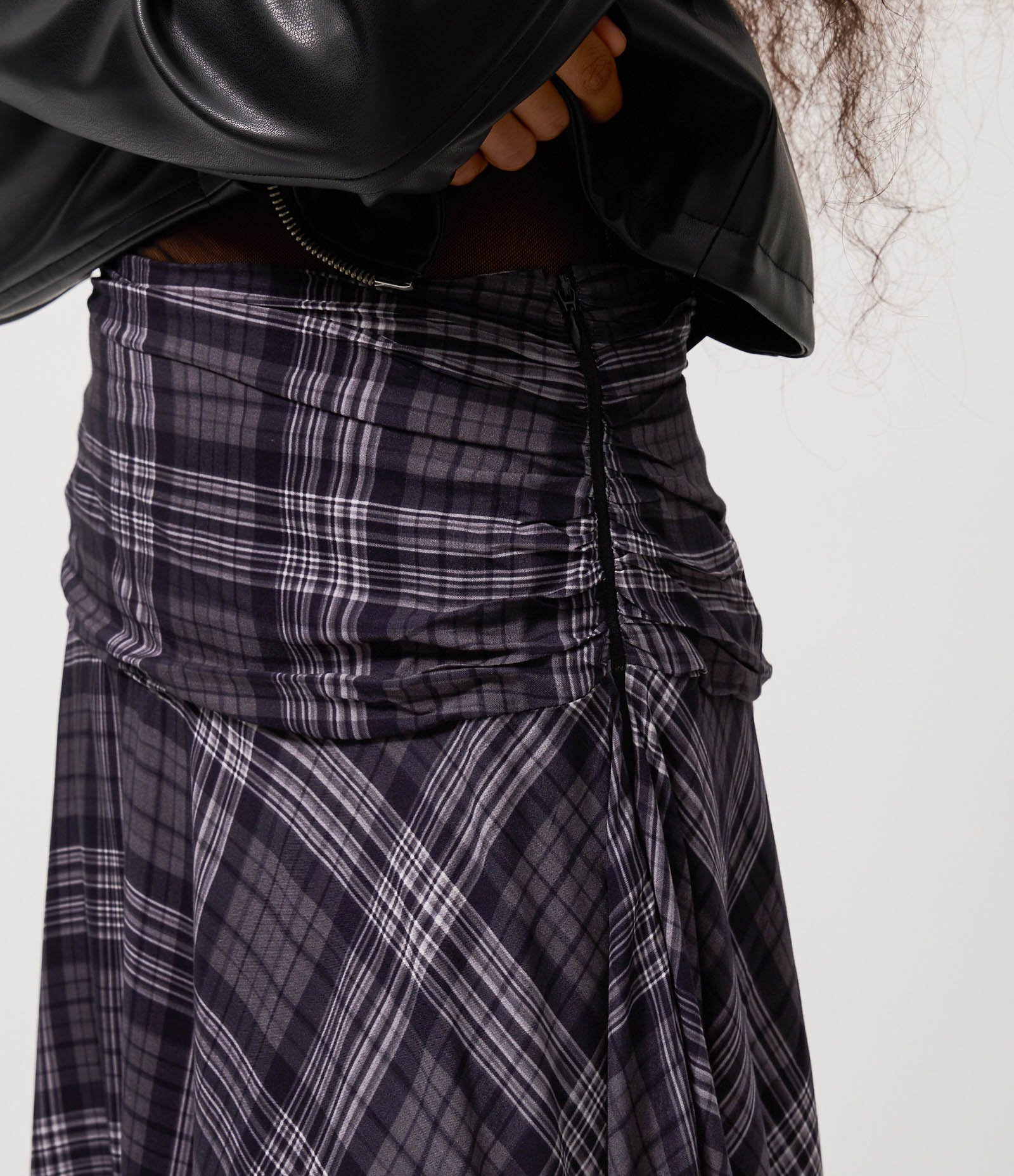 Saia Assimétrica em Viscose Xadrez com Pontas e Amarração Cinza 4