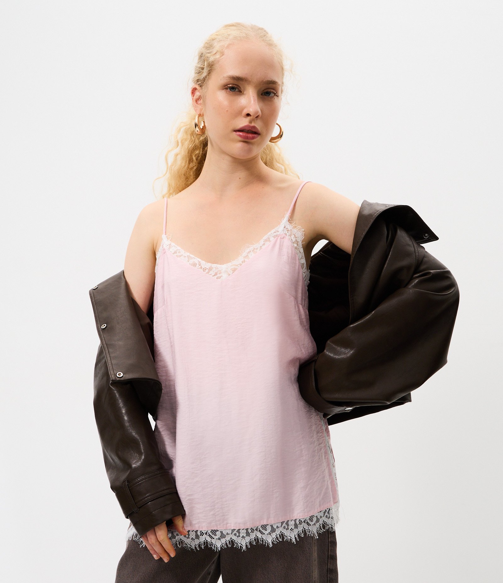 Blusa de Alça em Crepe com Detalhe de Renda Rosa 1