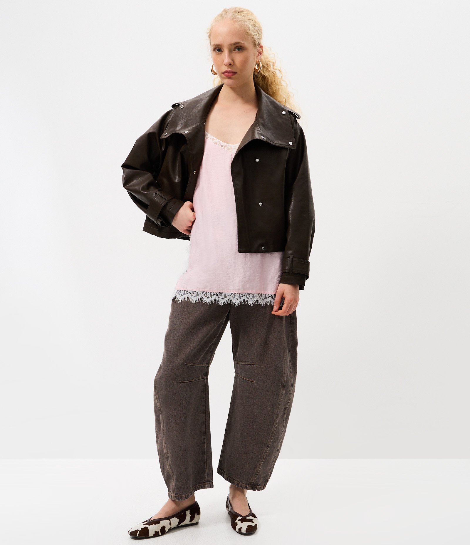 Blusa de Alça em Crepe com Detalhe de Renda Rosa 2