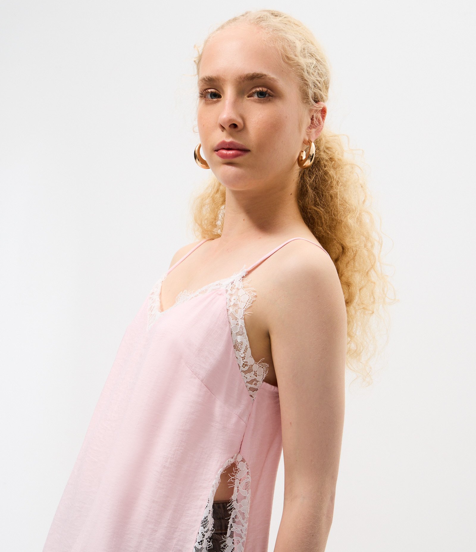 Blusa de Alça em Crepe com Detalhe de Renda Rosa 3