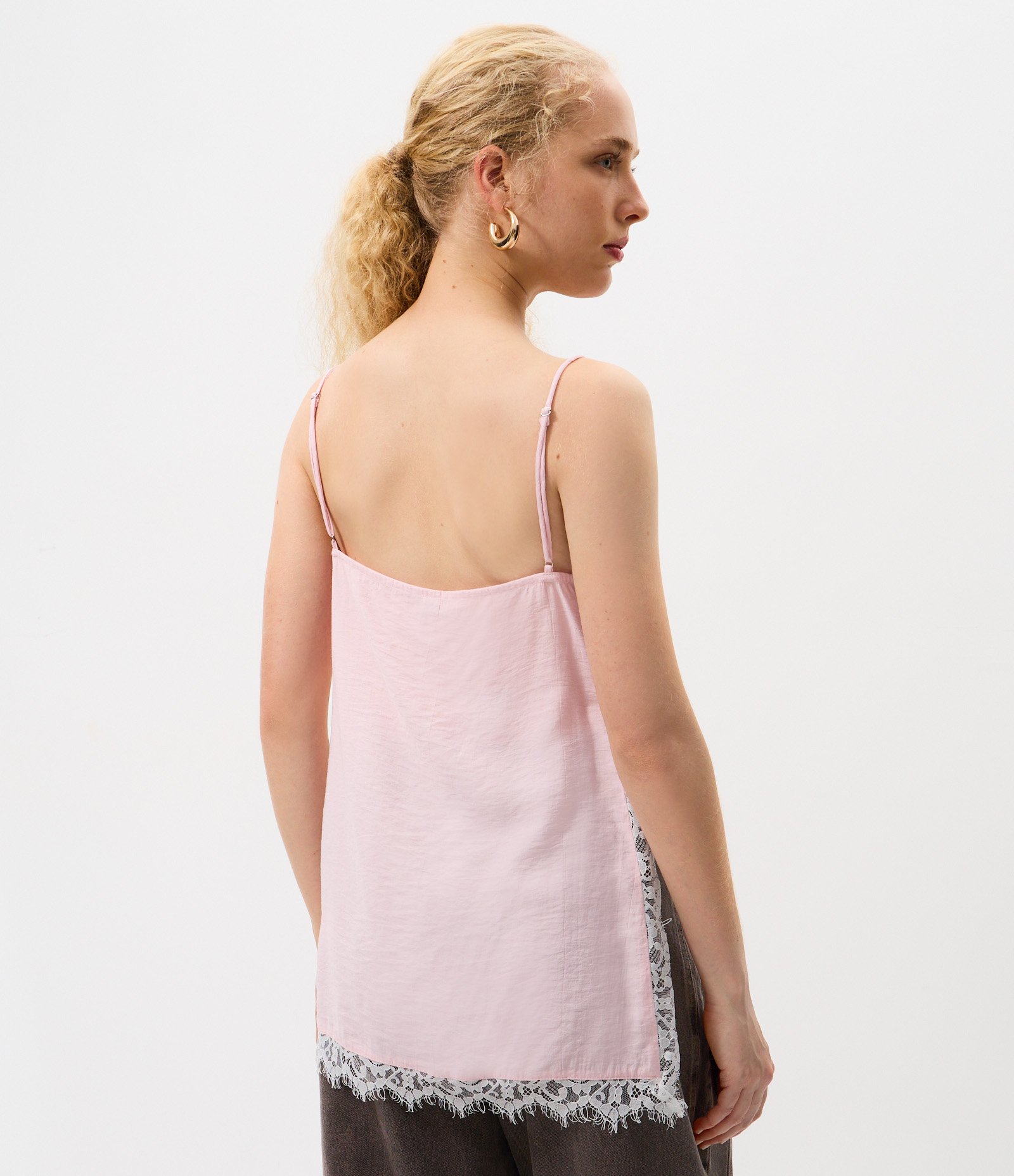 Blusa de Alça em Crepe com Detalhe de Renda Rosa 4