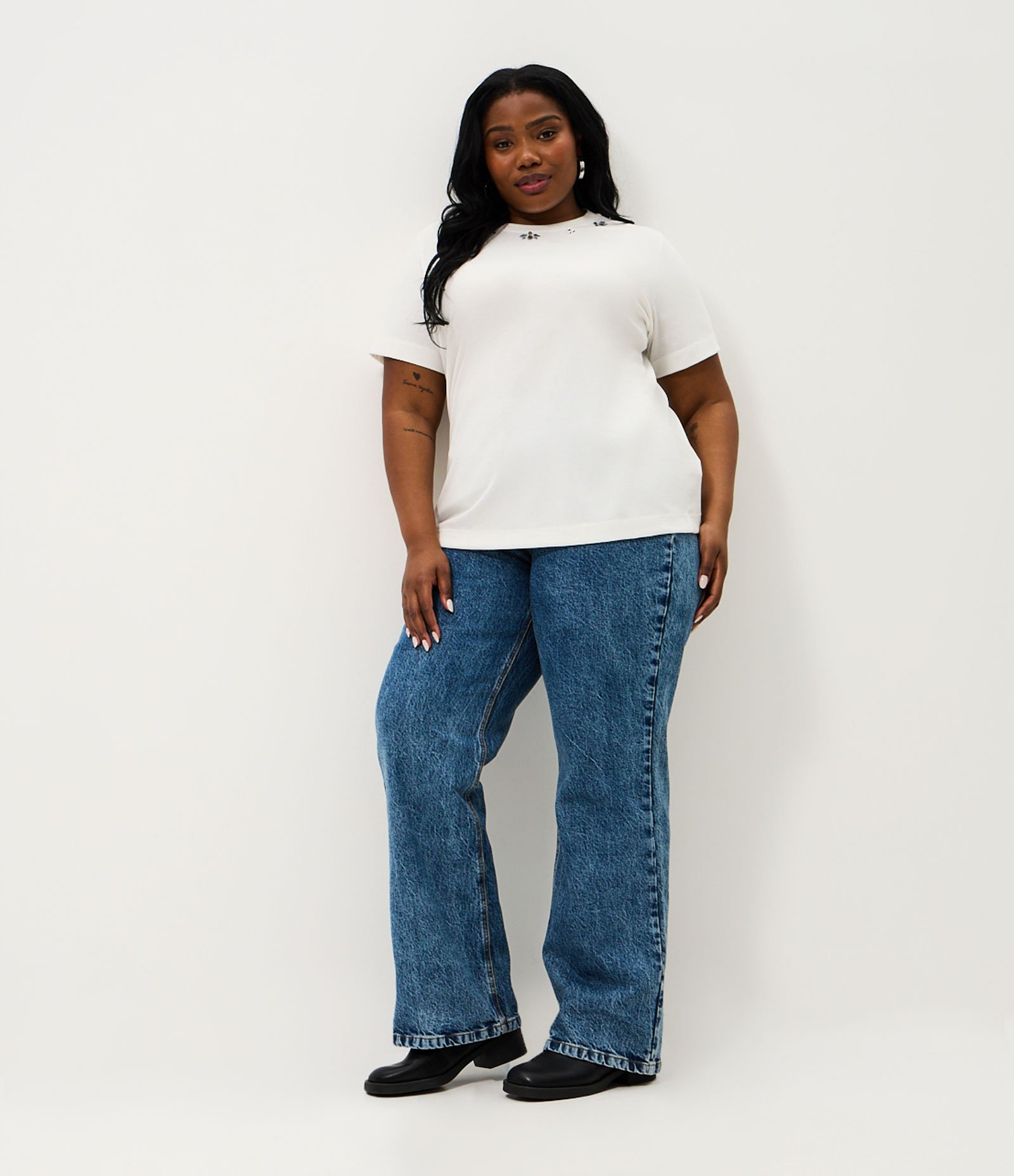 Blusa Regular com Aplicação de Termocolante no Decote Curve & Plus Size Branco 2