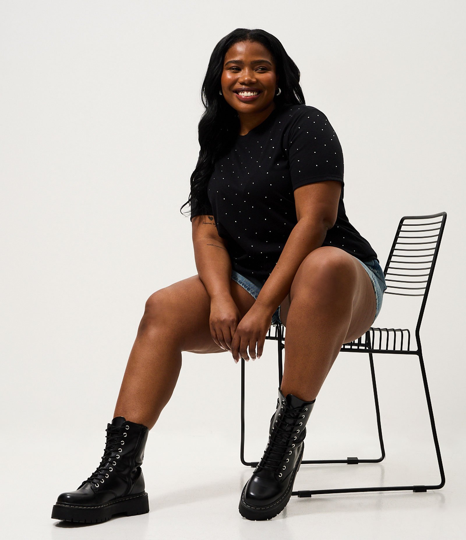 Blusa com Brilhos Frontais Curve & Plus Size Preto 2