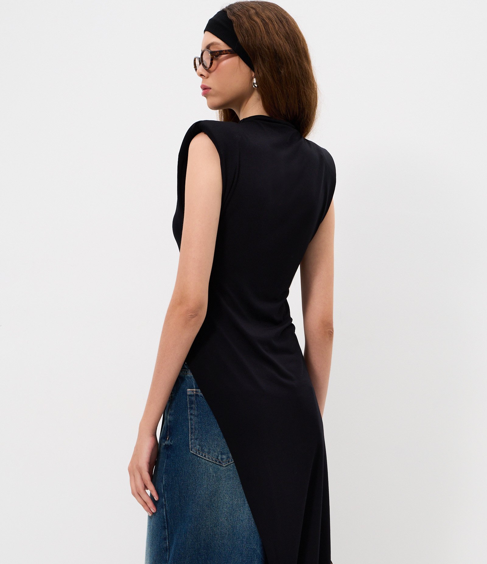 Blusa sem Manga Super Longa com Ombreira e Barra Assimétrica Preto 4