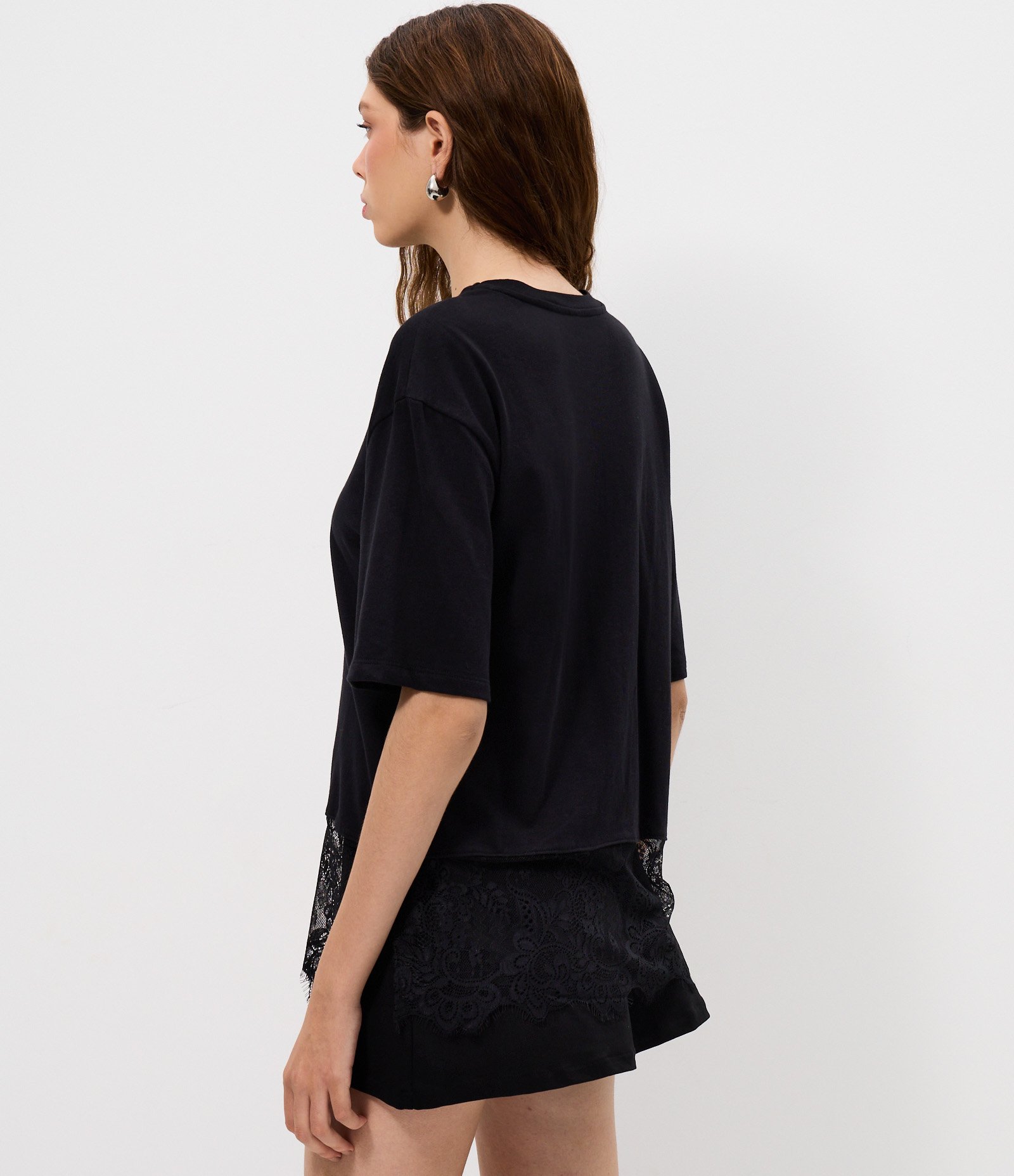 Camiseta Boxy em Algodão com Barra Rendada Preto 4