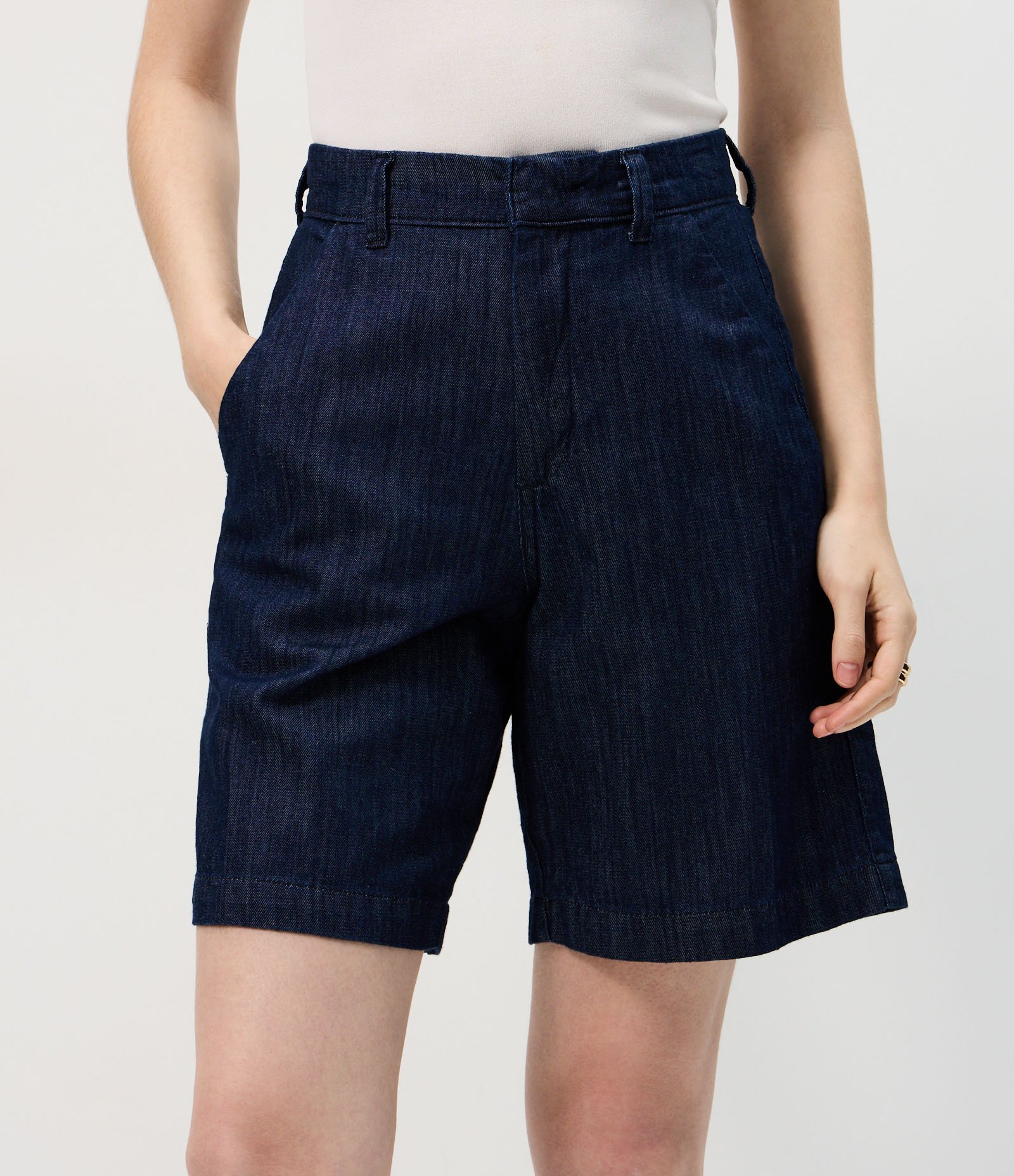 Bermuda Jeans Alfaiatada com Gancho e Cintura Alta Azul Escuro 3