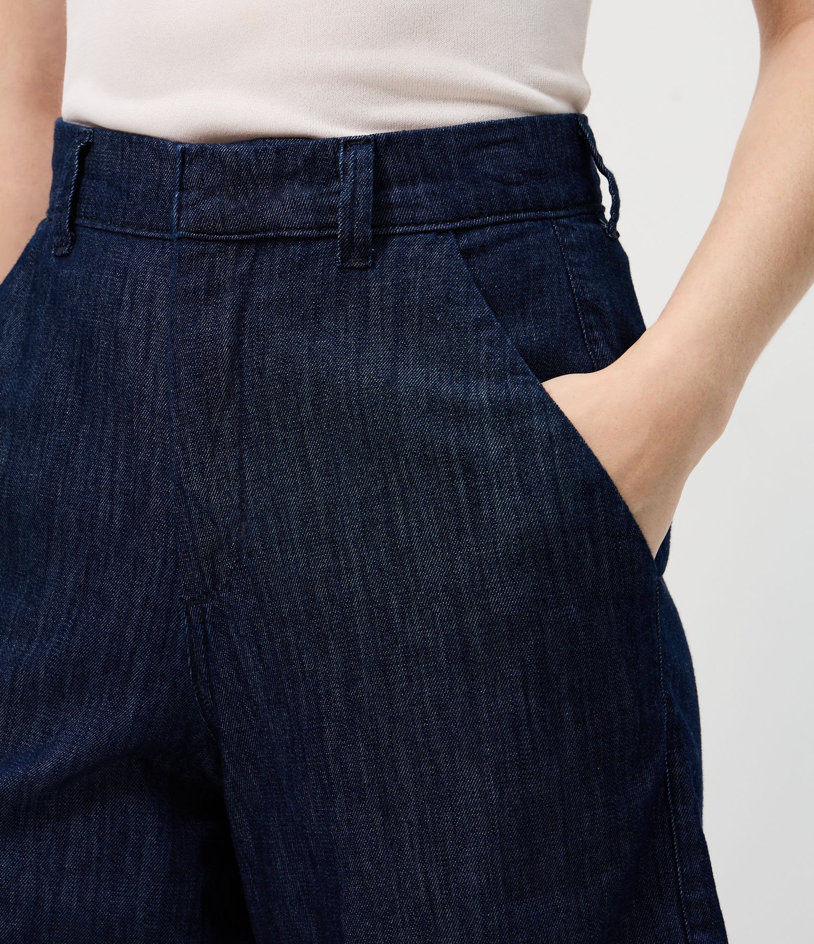 Bermuda Jeans Alfaiatada com Gancho e Cintura Alta Azul Escuro 4