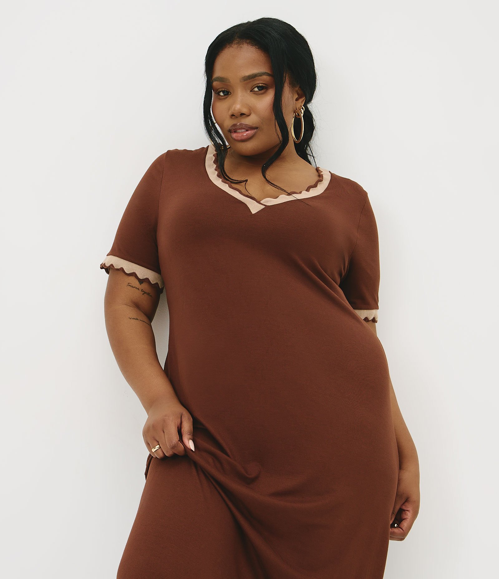 Vestido Crepe Midi com Decote V Curve & Plus Size Marrom 2